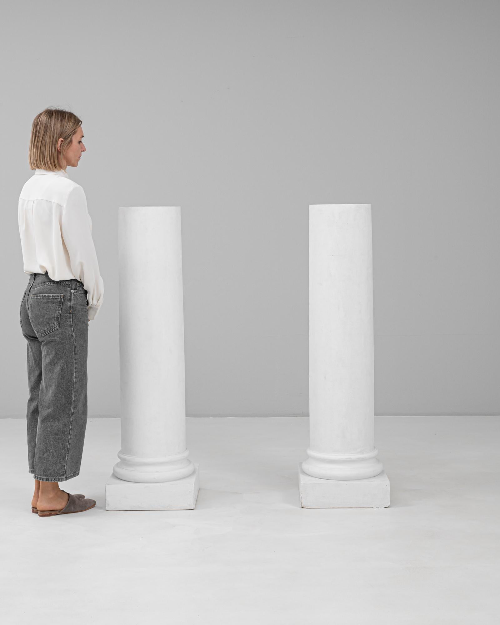 Francese Coppia di colonne in gesso francesi del XX secolo in vendita