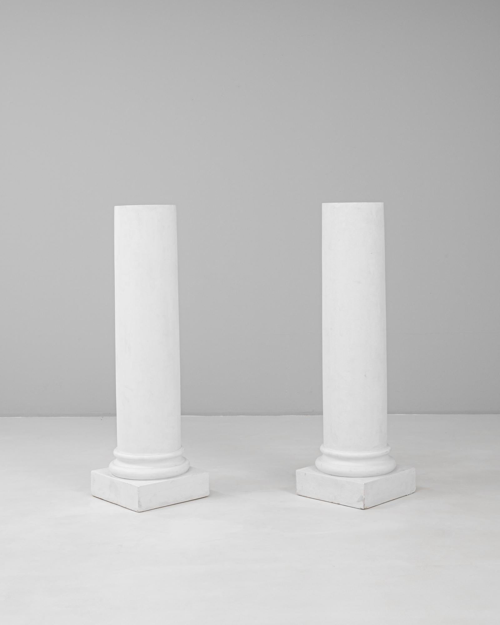 Coppia di colonne in gesso francesi del XX secolo In condizioni buone in vendita a High Point, NC