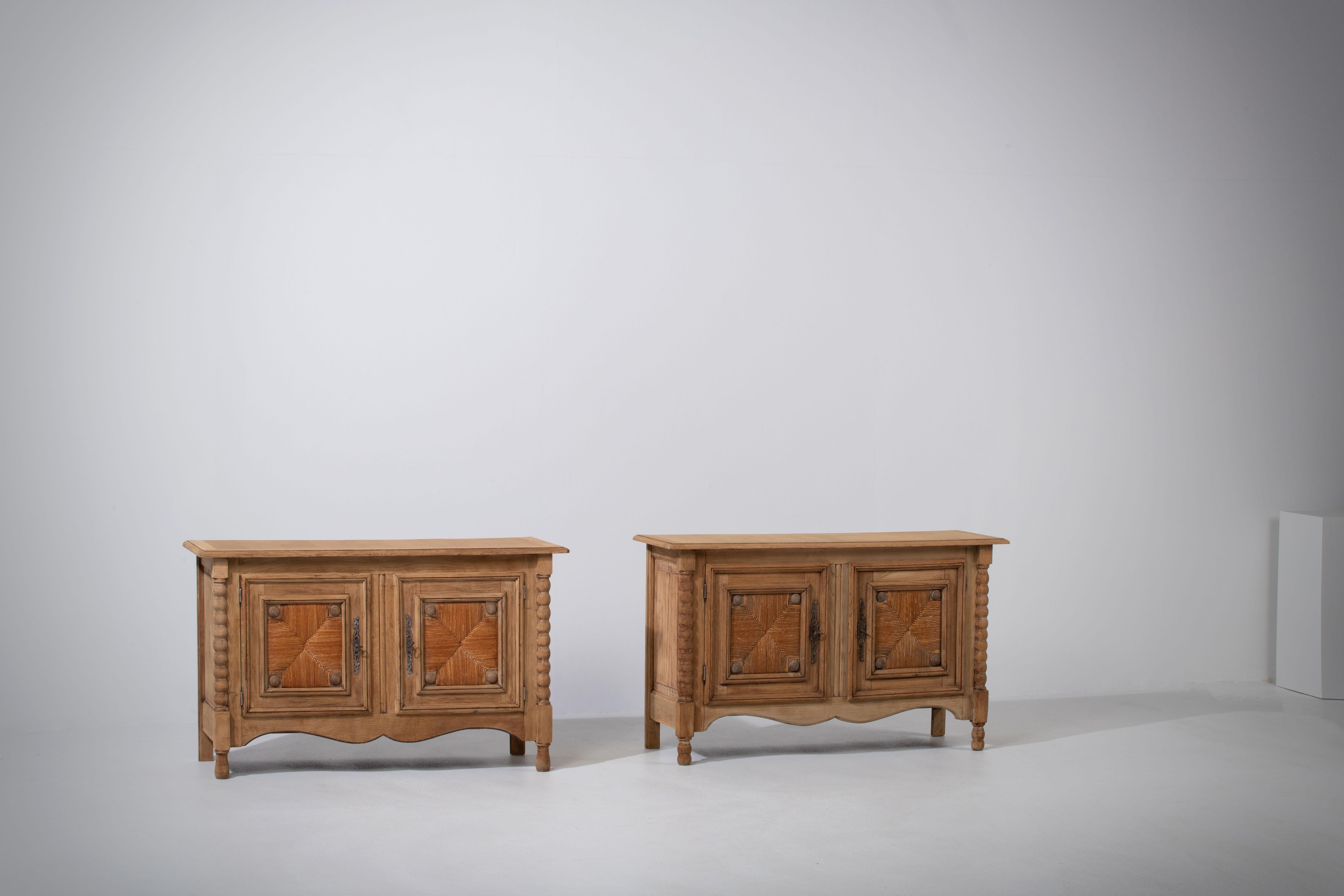 Une paire d'armoires provençales à deux portes de France, vers 1940.
Représentant l'esthétique à la fois décontractée et raffinée de la campagne française, patinée, mettant en valeur la texture naturelle du bois et les subtils ornements sculptés.