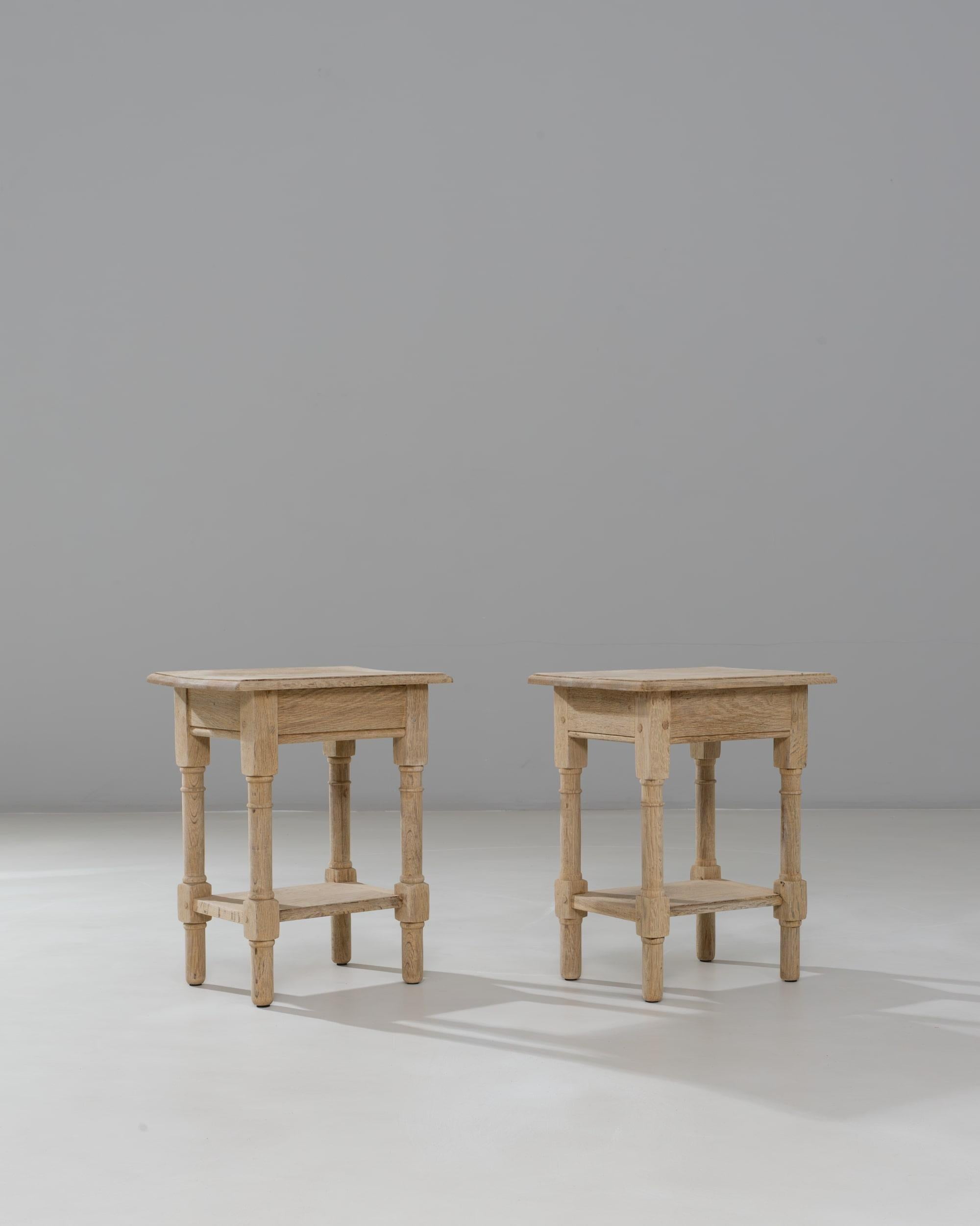 Paire de tables basses en chêne de style provincial français du 20e siècle Bon état - En vente à High Point, NC