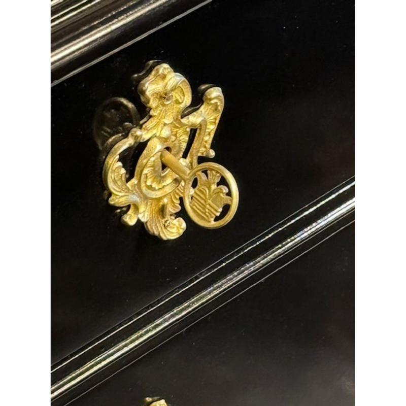 Coppia di commodes francesi Regence del XX secolo in lacca nera e bronzo dorato in vendita 5