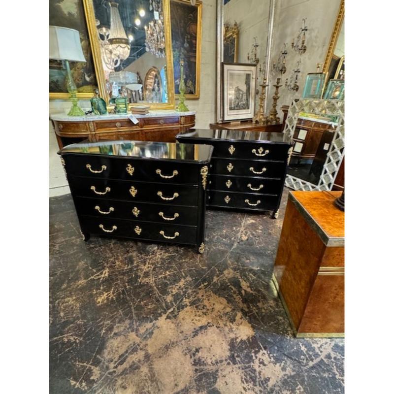 Coppia di commodes francesi Regence del XX secolo in lacca nera e bronzo dorato in vendita 6