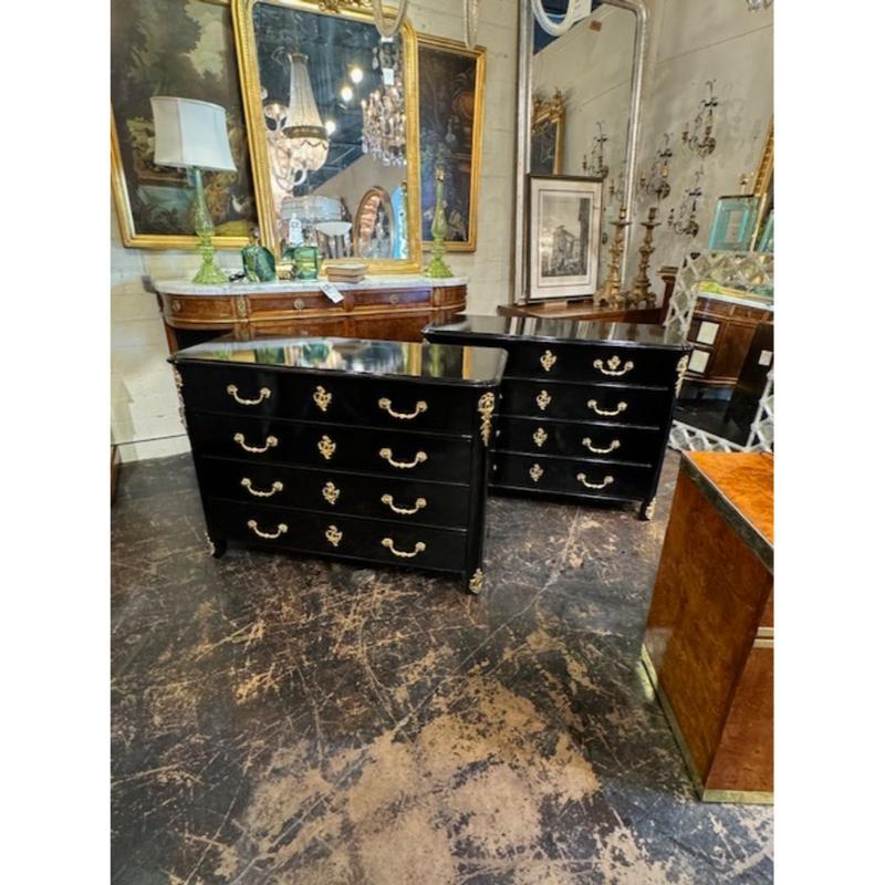 Coppia di commodes francesi Regence del XX secolo in lacca nera e bronzo dorato in vendita 7