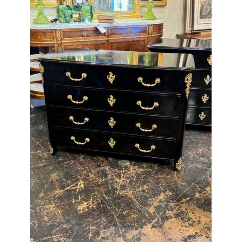 Splendida coppia di commodes in stile Regence francese laccate in nero pianoforte con dettagli e ferramenta in bronzo dorato. Qualità eccezionale e hardware bellissimo! Favoloso!
48w x 19dx 35h