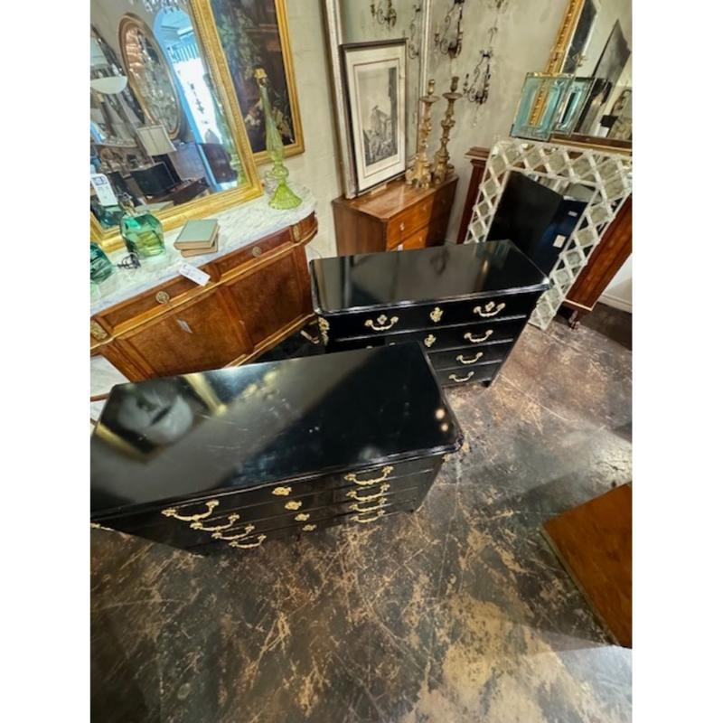 Francese Coppia di commodes francesi Regence del XX secolo in lacca nera e bronzo dorato in vendita