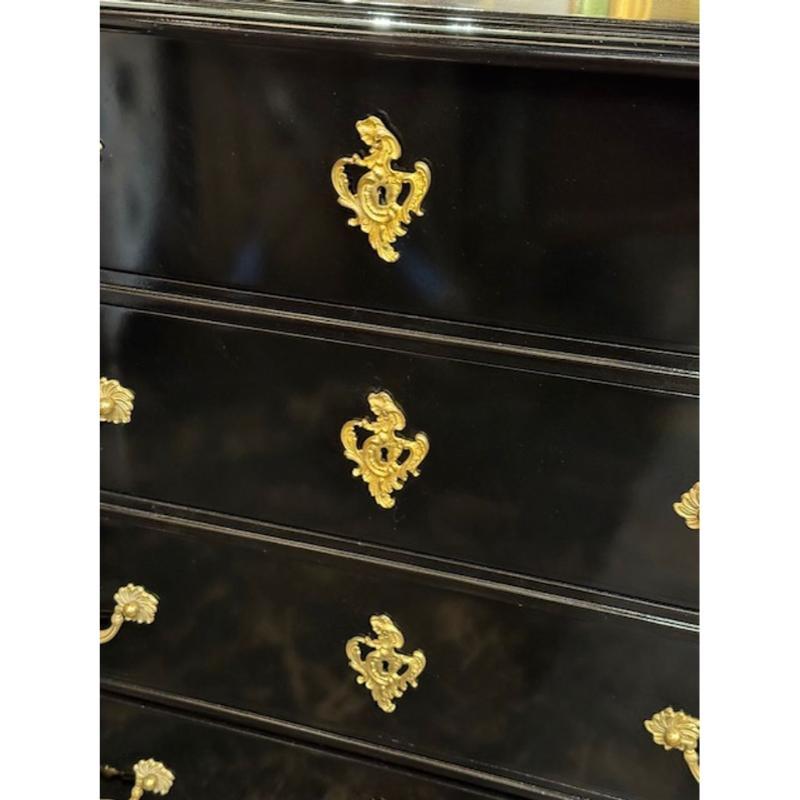 Coppia di commodes francesi Regence del XX secolo in lacca nera e bronzo dorato In condizioni buone in vendita a Dallas, TX