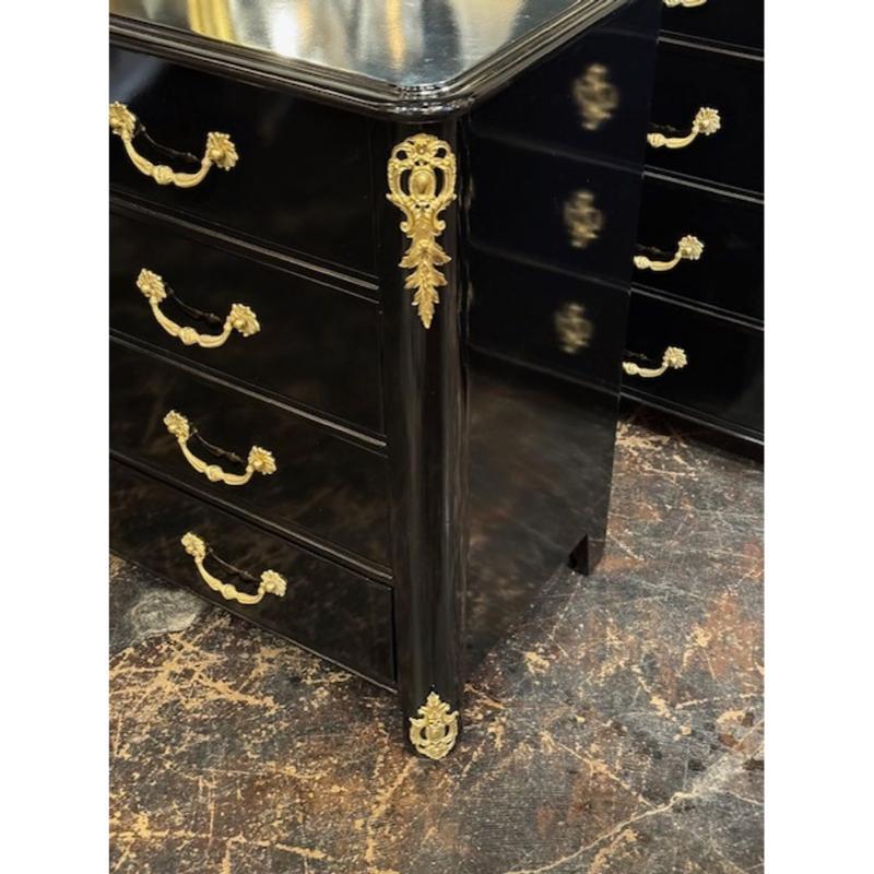 Coppia di commodes francesi Regence del XX secolo in lacca nera e bronzo dorato in vendita 1