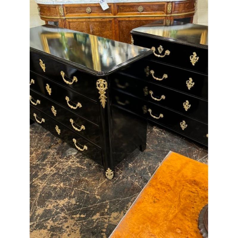 Coppia di commodes francesi Regence del XX secolo in lacca nera e bronzo dorato in vendita 2