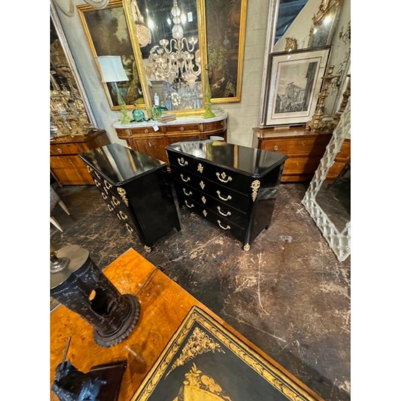 Coppia di commodes francesi Regence del XX secolo in lacca nera e bronzo dorato in vendita 3