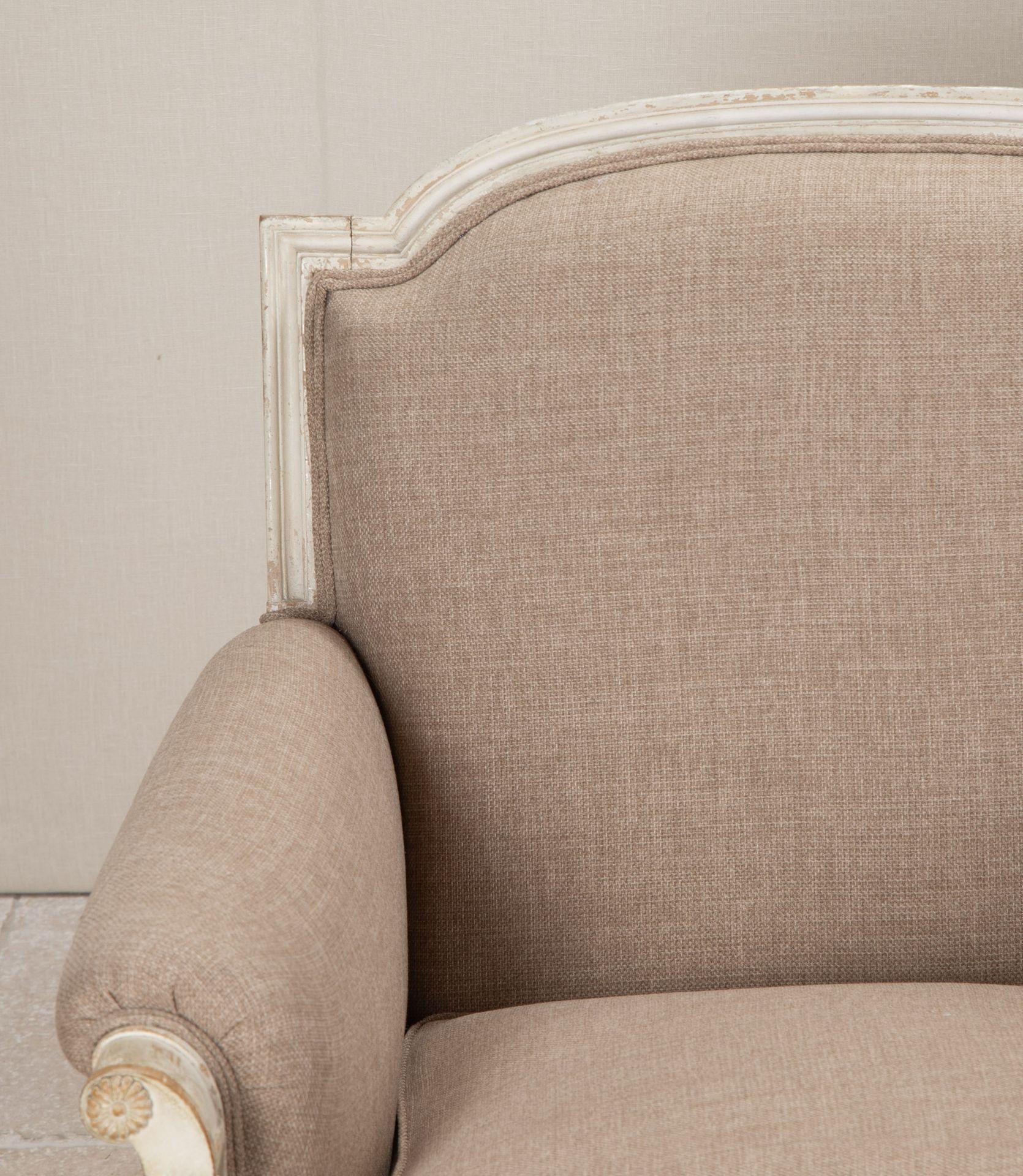Paire de Bergères peintes du 20ème siècle, tapissées à nouveau en vente 3