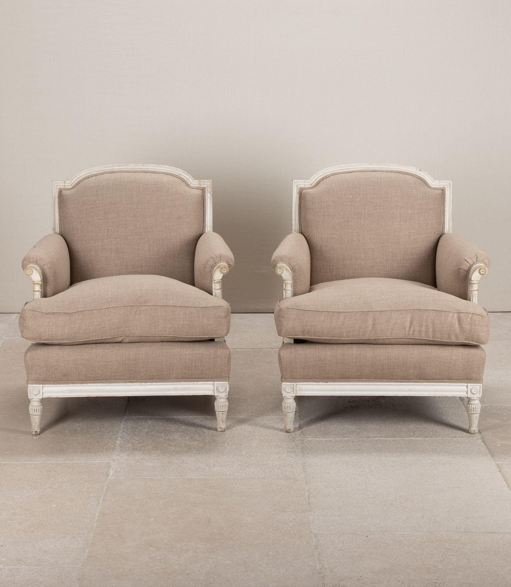 Paire de bergères ou fauteuils peints français du début du 20e siècle.


Remeublé dans un tissu neutre de style lin avec un coussin d'assise séparé.


Circa 1900.