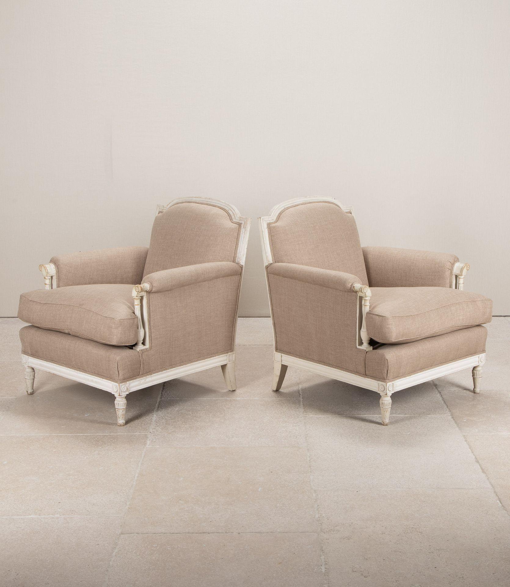 Country Paire de Bergères peintes du 20ème siècle, tapissées à nouveau en vente
