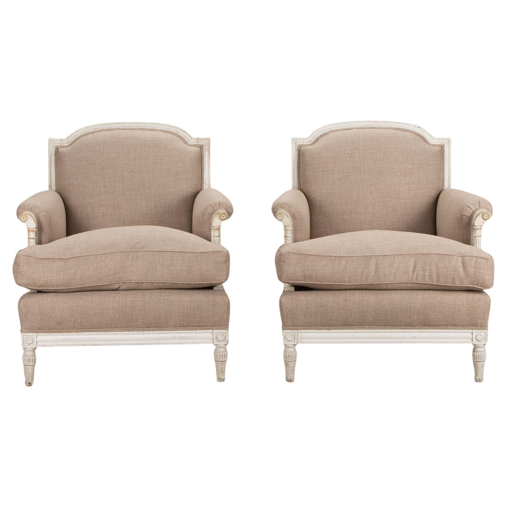 Paire de Bergères peintes du 20ème siècle, tapissées à nouveau en vente