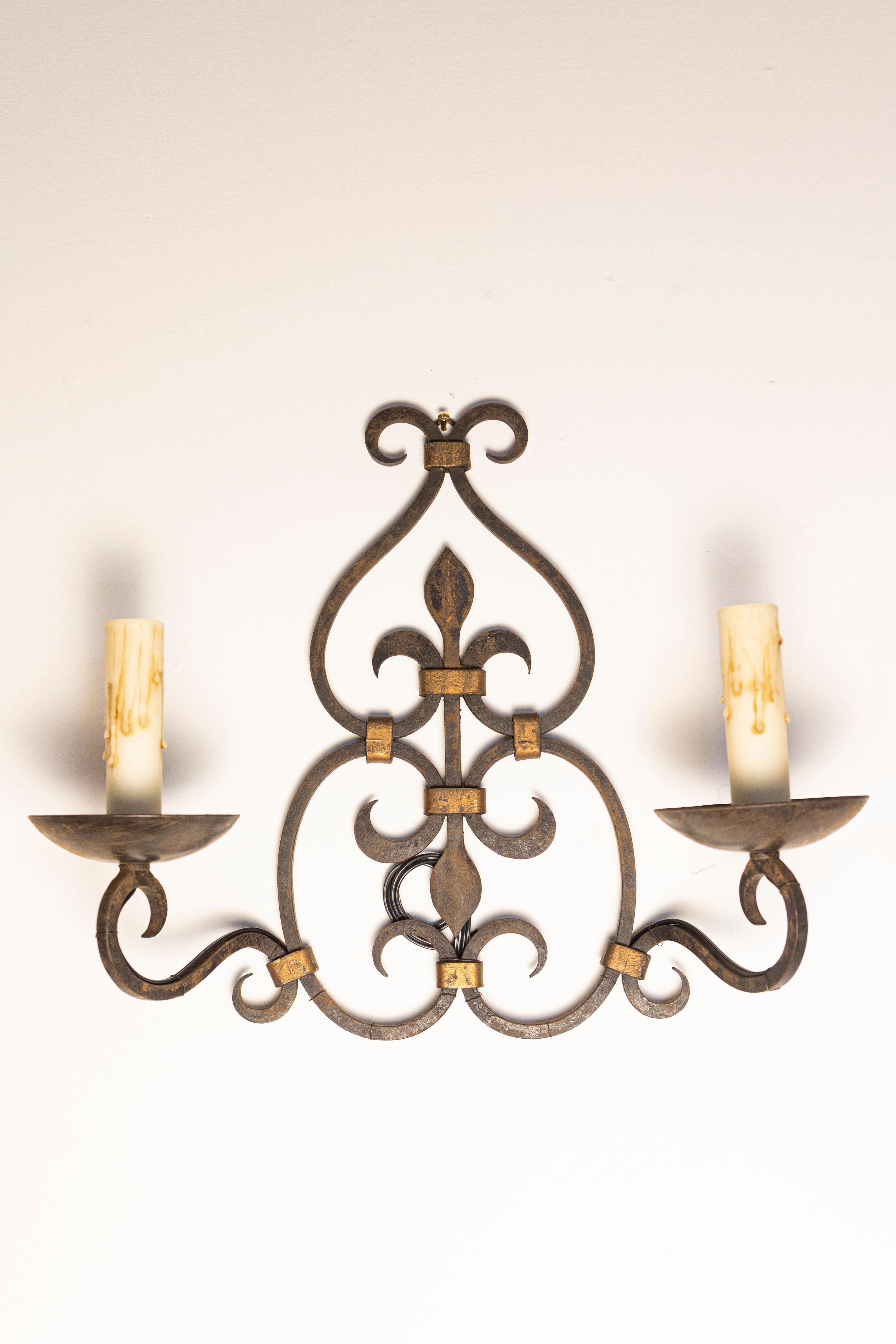 Pareja de candelabros franceses del siglo XX Hierro forjado en venta