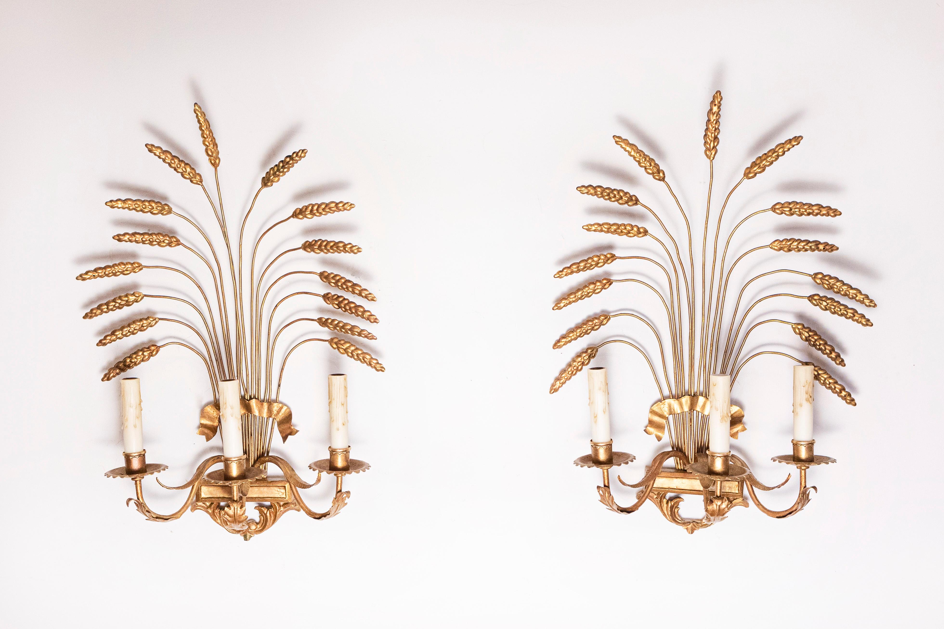 Cette exquise paire d'appliques françaises du XXe siècle capture l'élégance et la sophistication intemporelles synonymes du style emblématique de Coco Chanel. Habilement fabriquées en métal doré, ces appliques présentent un étonnant motif de gerbe