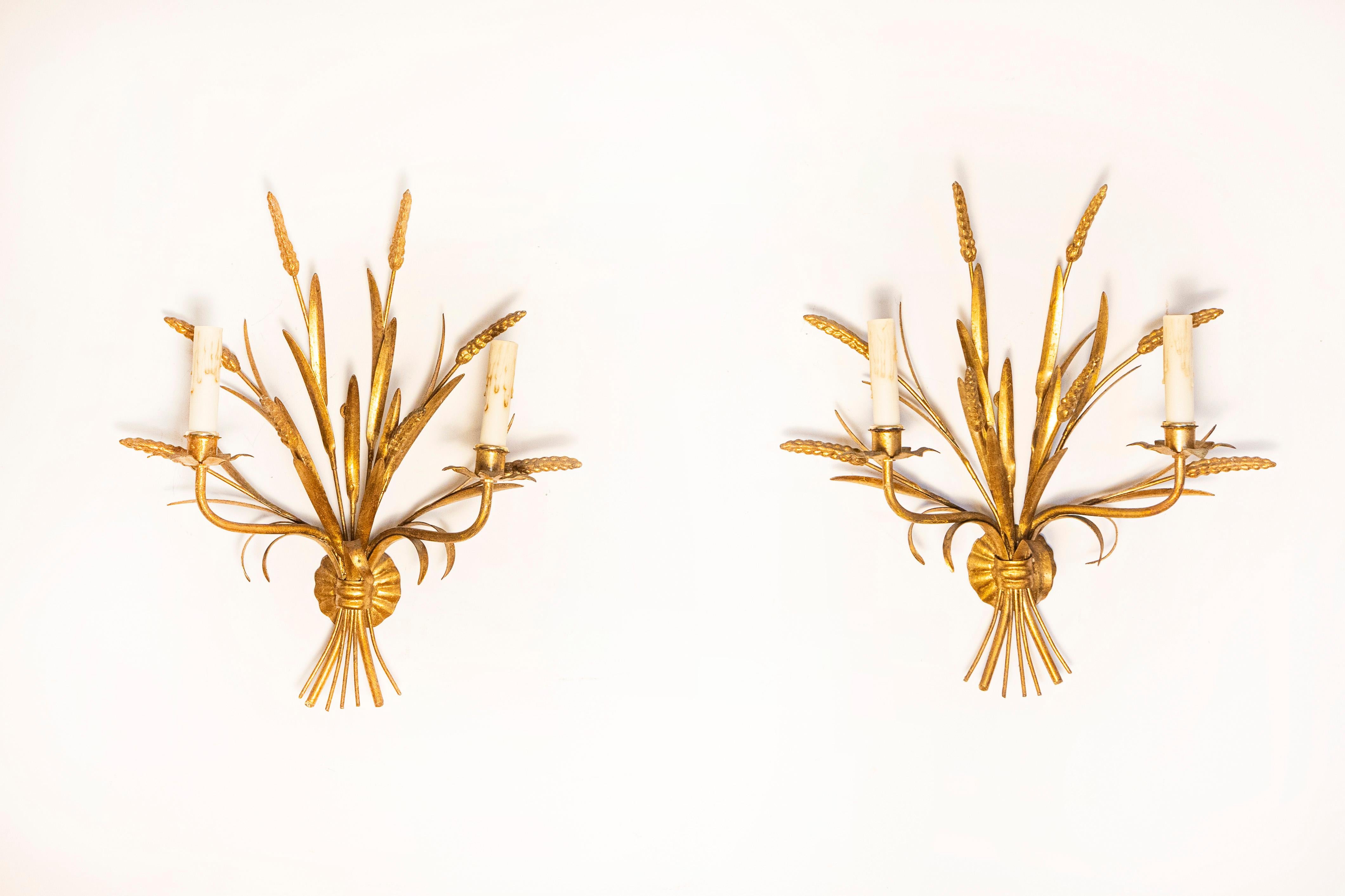 Cette exquise paire d'appliques françaises du XXe siècle, inspirée par l'élégance intemporelle de Coco Chanel, capture l'essence de la sophistication raffinée et de l'art français. Méticuleusement fabriquées en métal doré, ces appliques présentent