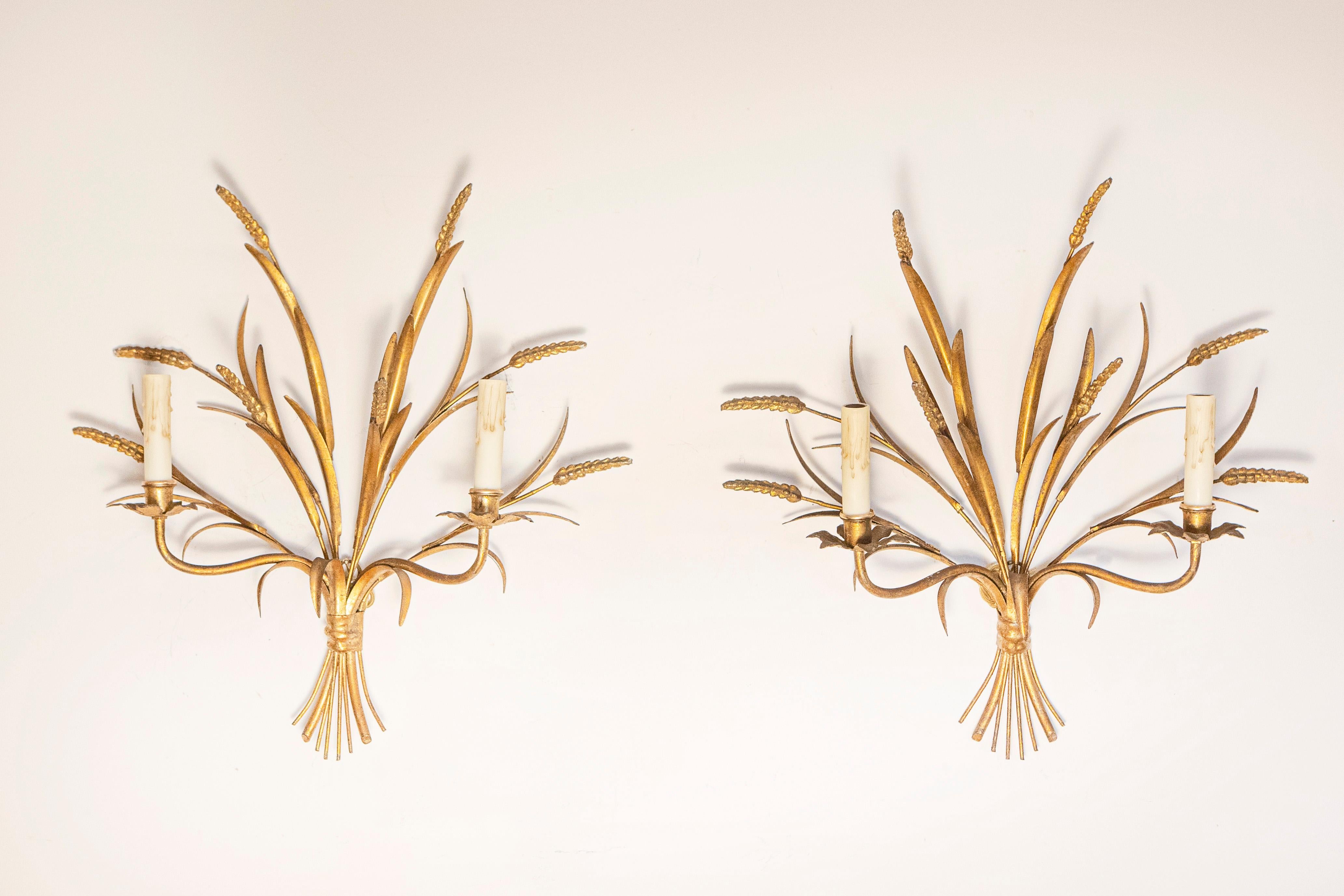 Cette exquise paire d'appliques françaises du XXe siècle, inspirée par l'emblématique Coco Chanel, incarne l'élégance intemporelle et l'artisanat raffiné. Construites en métal doré, ces appliques présentent un motif complexe de gerbe de blé, symbole