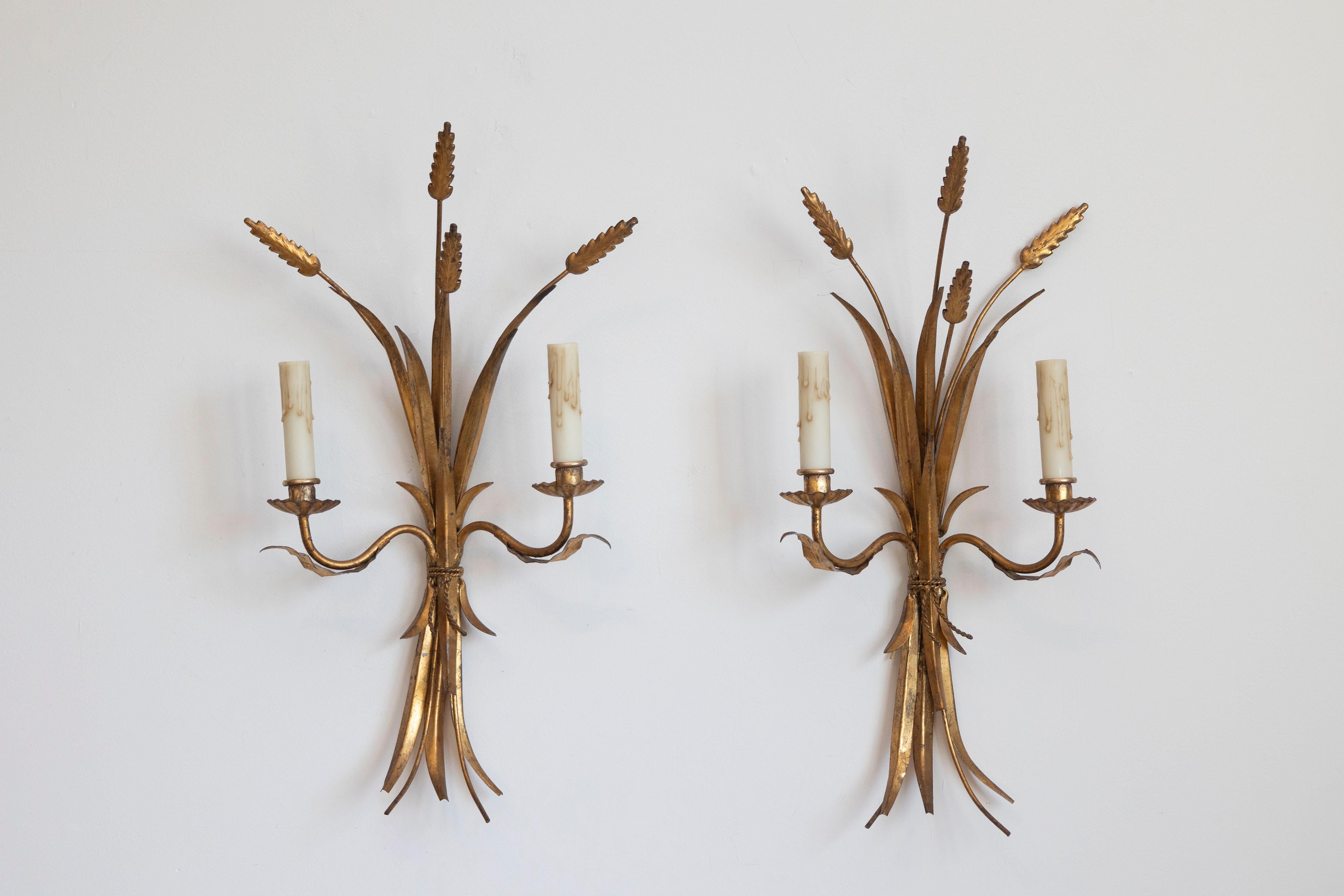 Cette étonnante paire d'appliques en forme de gerbe de blé dorée du XXe siècle incarne l'élégance et l'art du design français du milieu du siècle, en s'inspirant de l'esthétique emblématique de Coco Chanel. Avec leur forme gracieuse et leur finition
