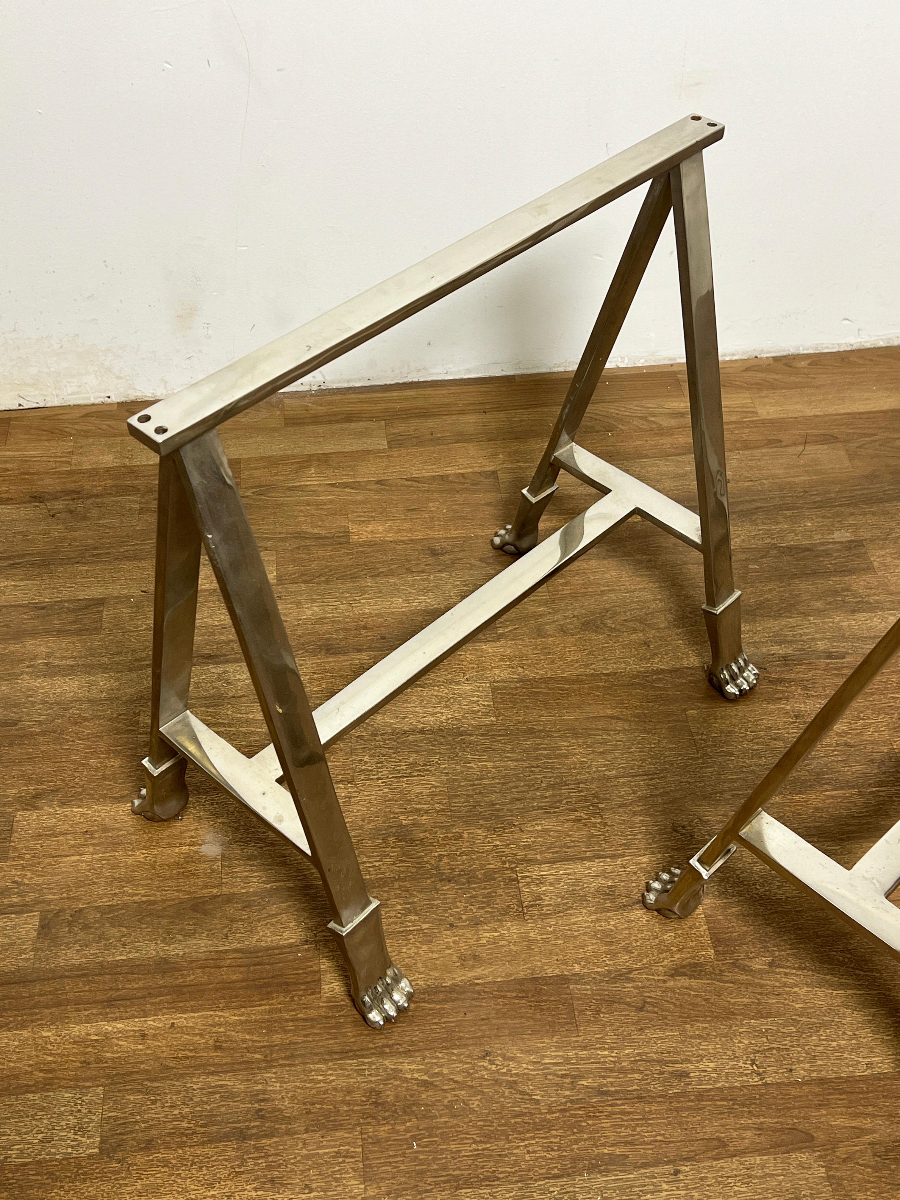 Paire de scies en acier inoxydable du milieu du 20e siècle avec pieds en pattes de lion. Ces pieds de tréteaux de style Maison Maison feraient d'excellents supports pour un plateau de bureau en verre ou en bois.  Non marqué, probablement français.