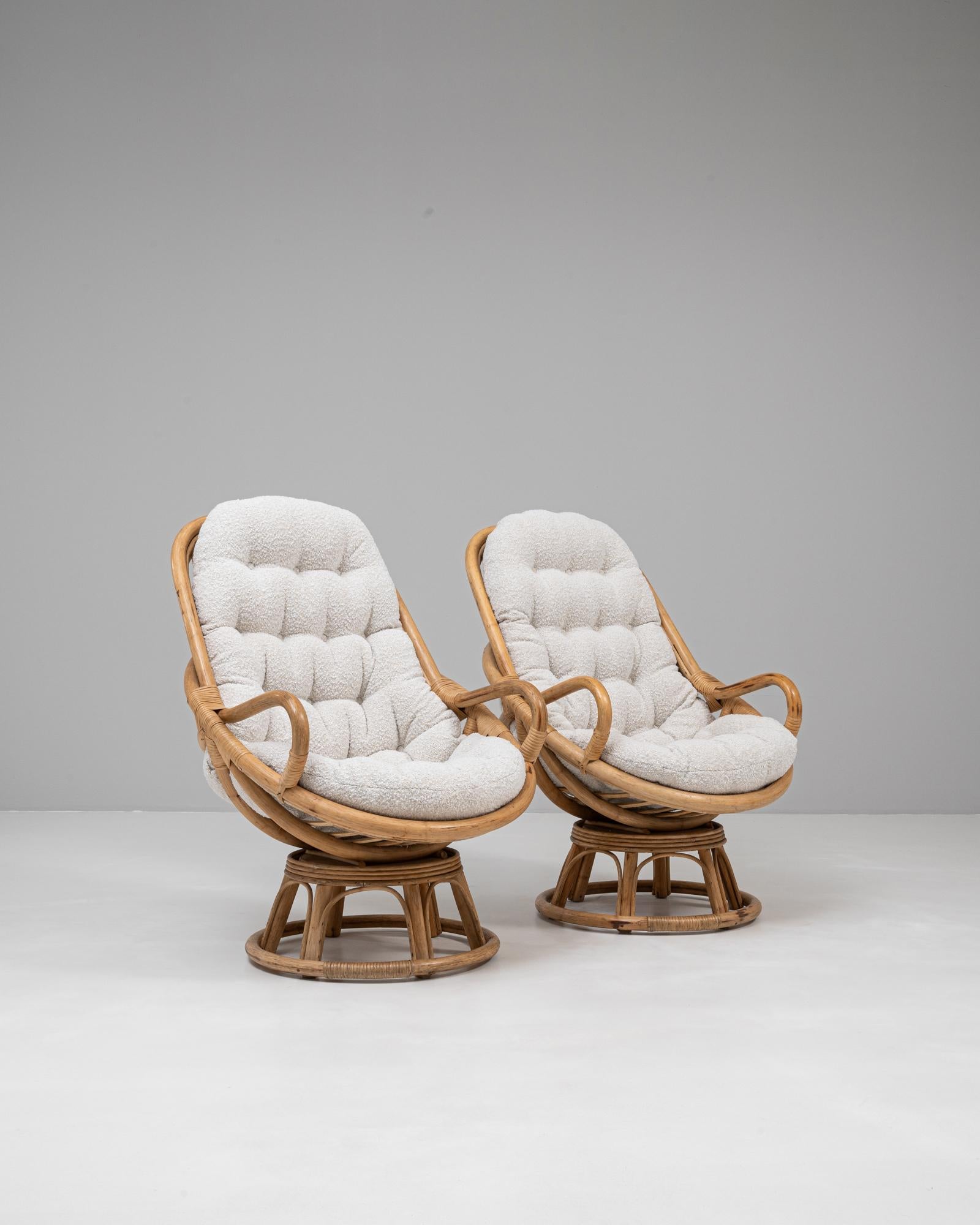 Paire de fauteuils pivotants en bambou tapissés du 20e siècle en vente 5