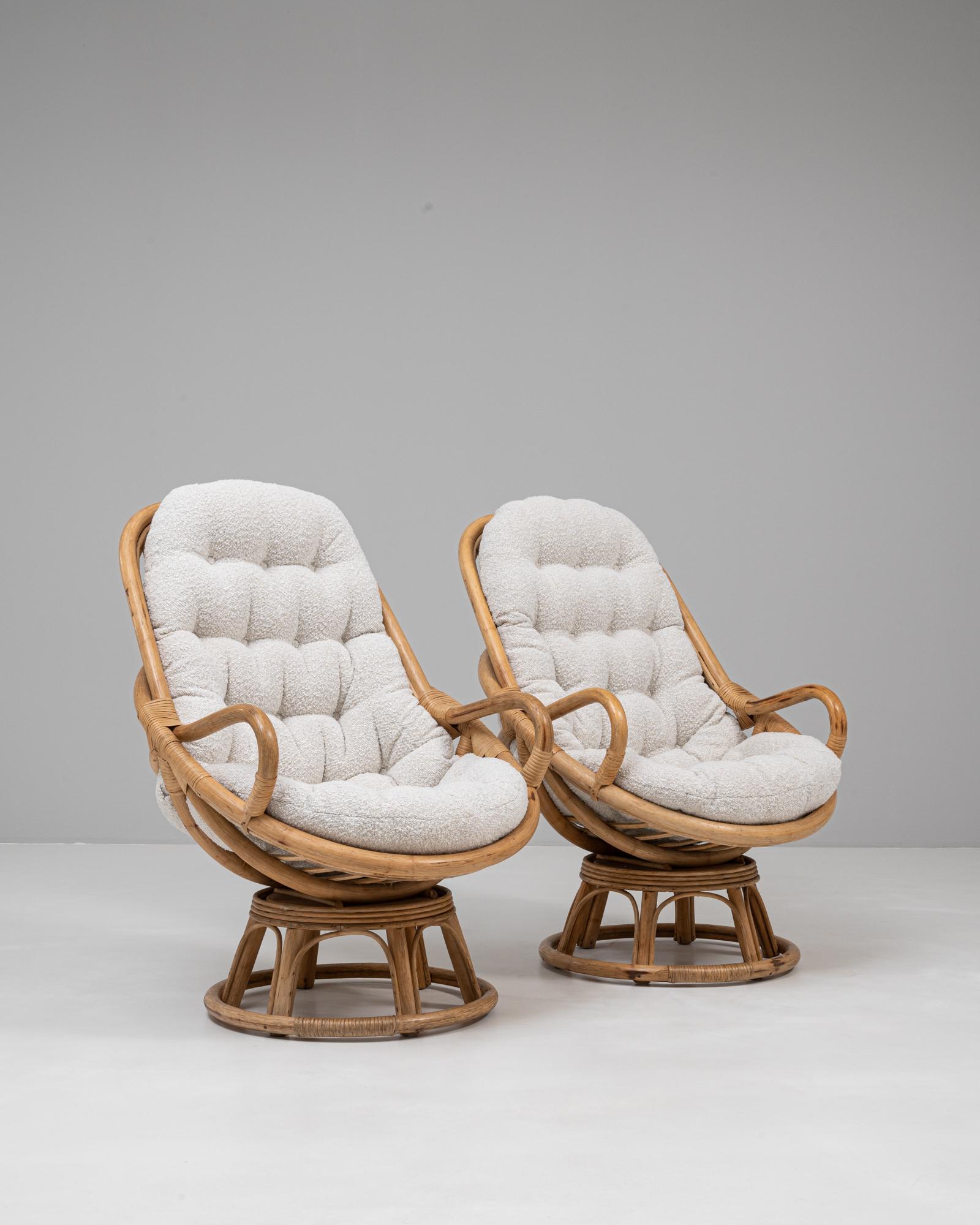 Paire de fauteuils pivotants en bambou tapissés du 20e siècle en vente 6