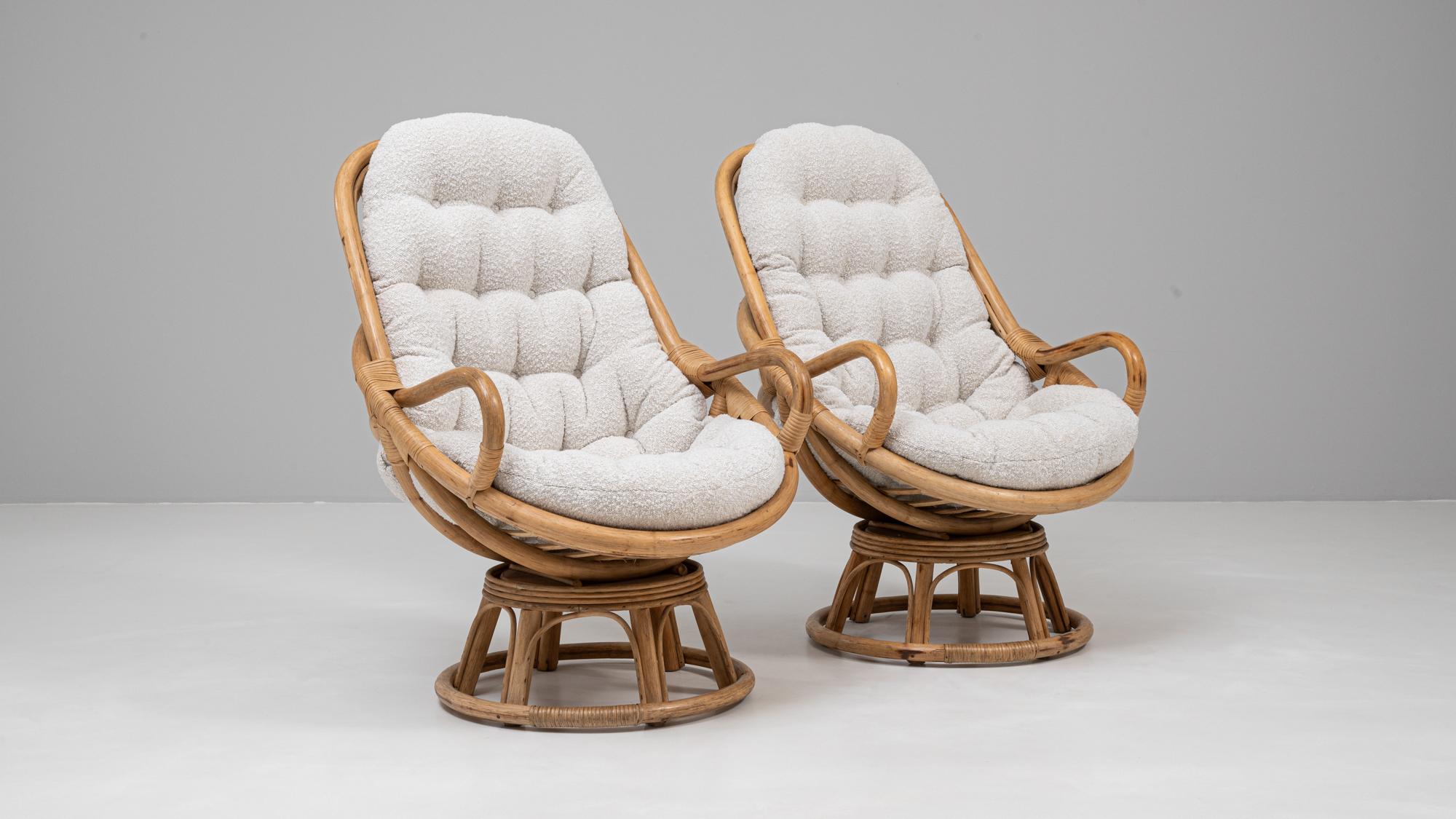 Paire de fauteuils pivotants en bambou tapissés du 20e siècle en vente 7