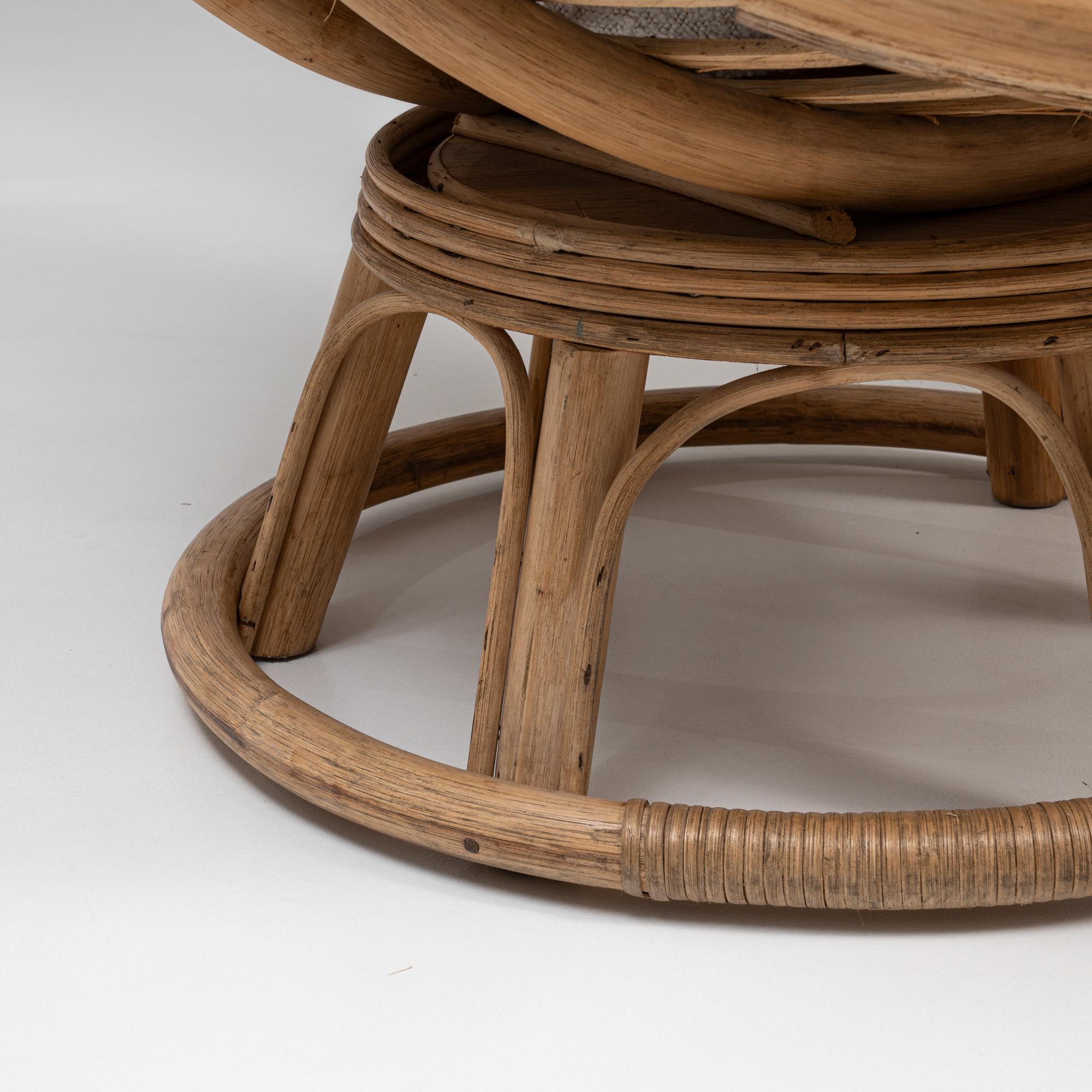 Paire de fauteuils pivotants en bambou tapissés du 20e siècle en vente 10