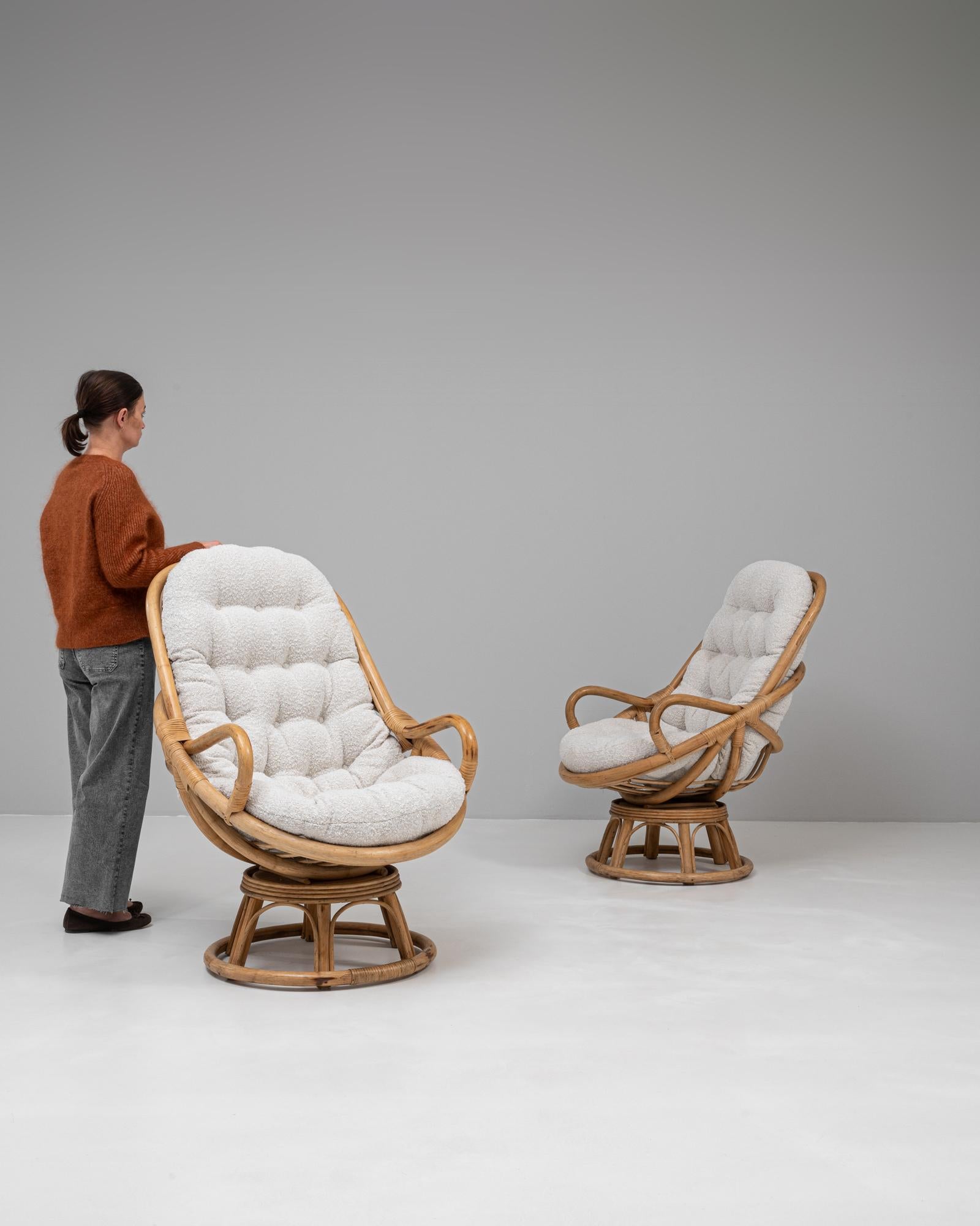 Français Paire de fauteuils pivotants en bambou tapissés du 20e siècle en vente