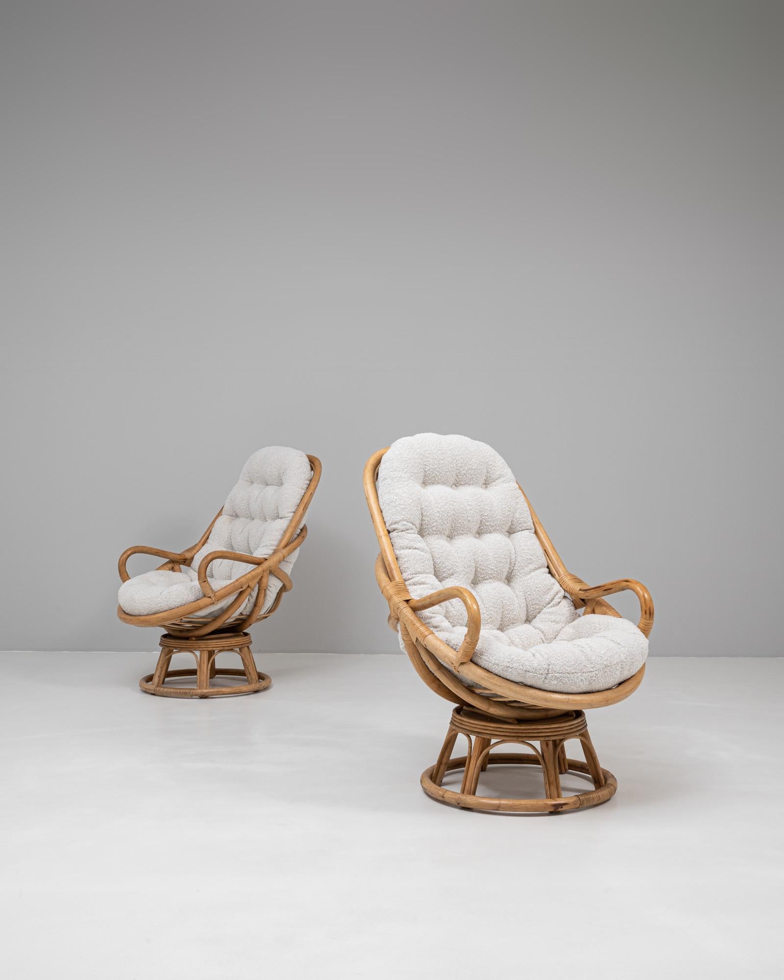 Paire de fauteuils pivotants en bambou tapissés du 20e siècle Bon état - En vente à High Point, NC