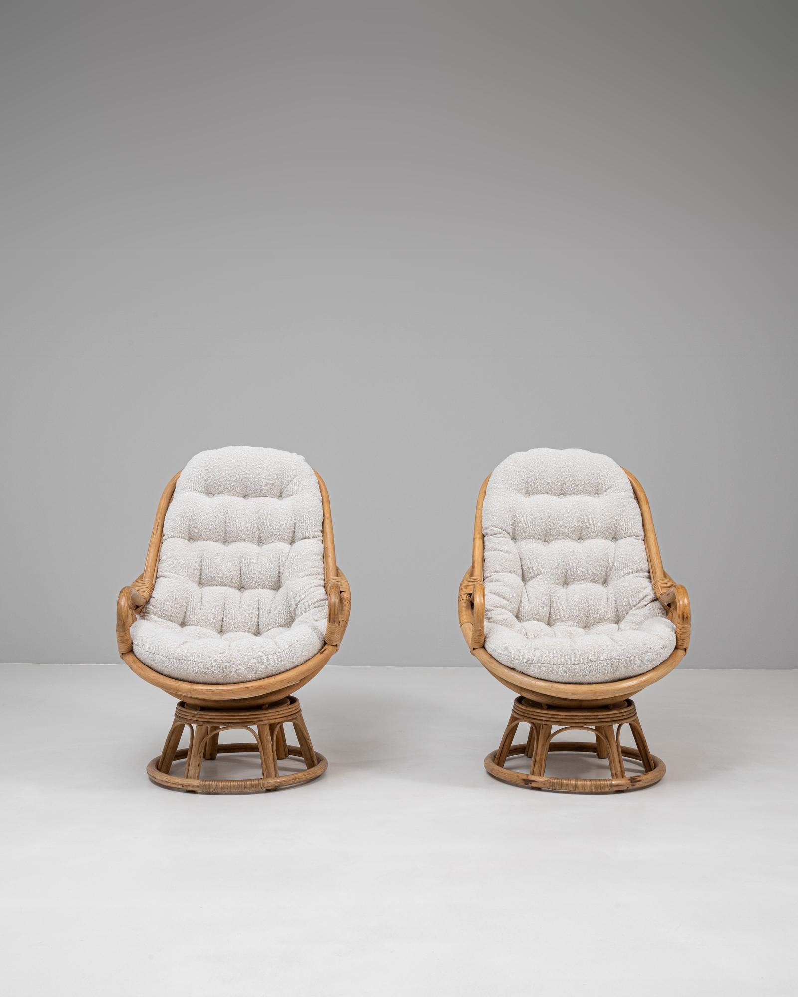 20ième siècle Paire de fauteuils pivotants en bambou tapissés du 20e siècle en vente