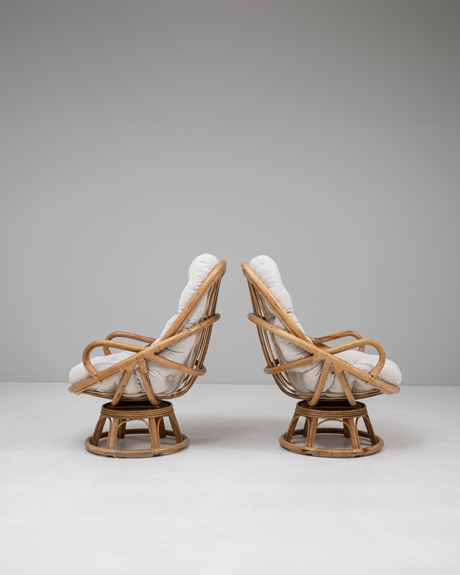 Bambou Paire de fauteuils pivotants en bambou tapissés du 20e siècle en vente
