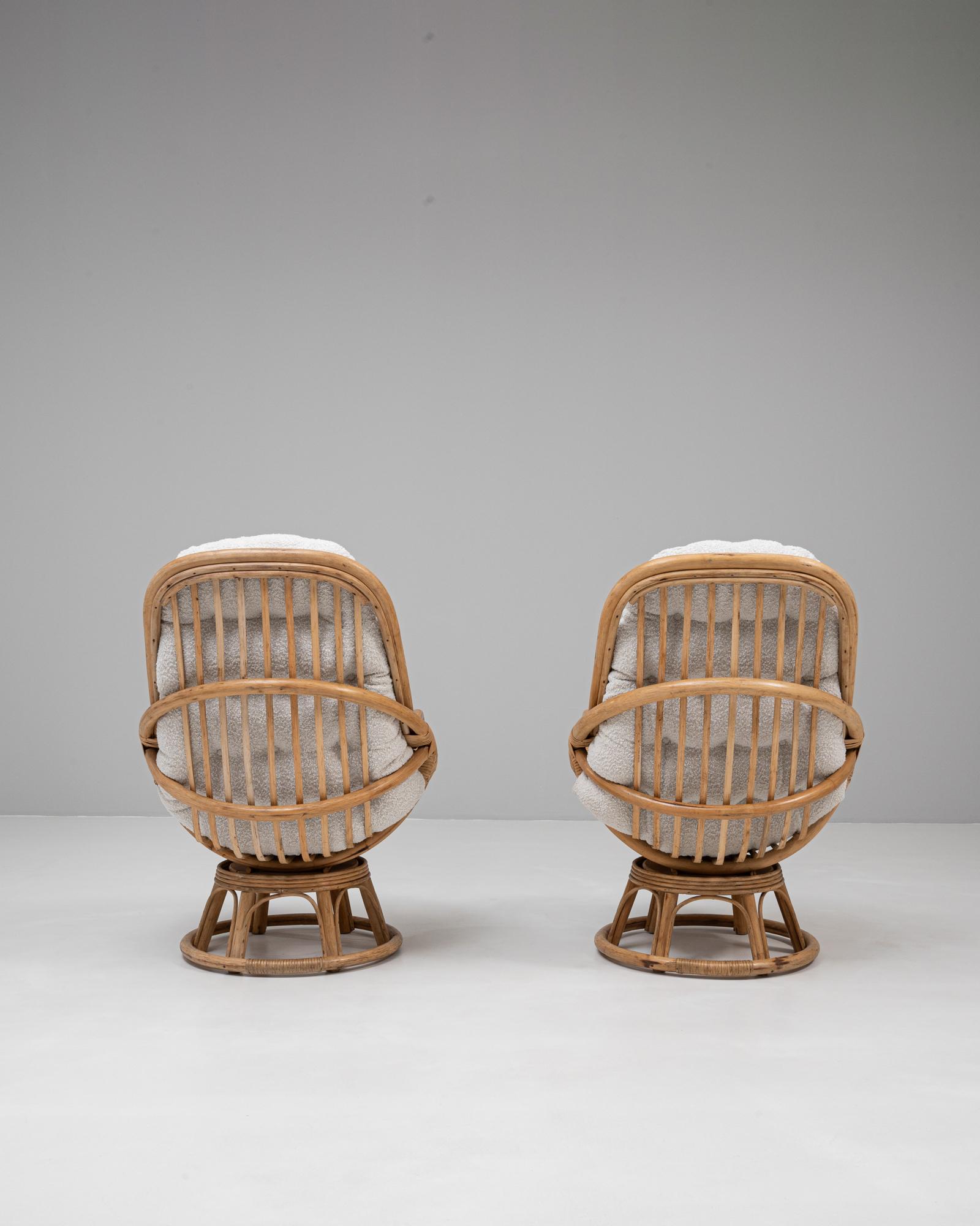 Paire de fauteuils pivotants en bambou tapissés du 20e siècle en vente 1