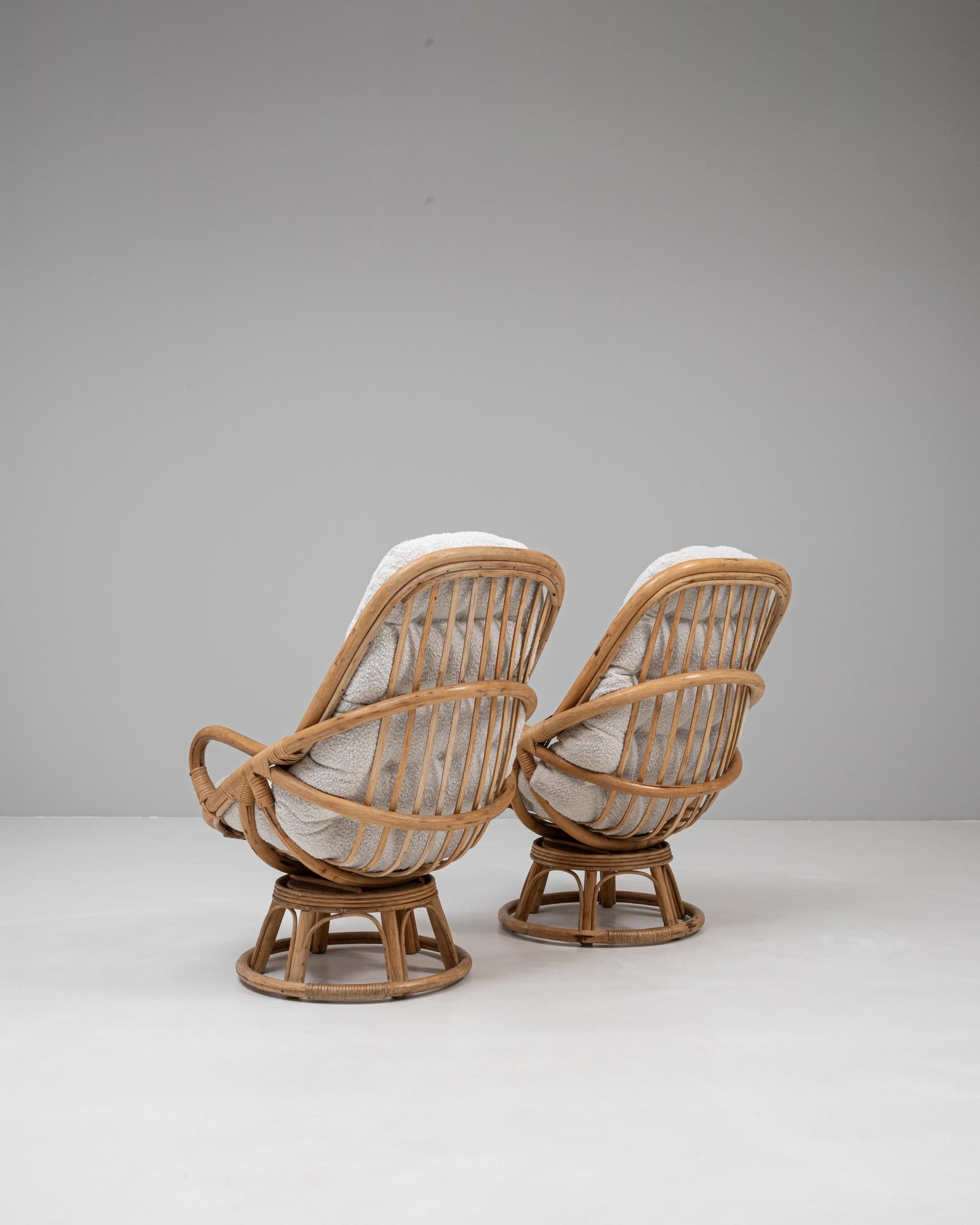 Paire de fauteuils pivotants en bambou tapissés du 20e siècle en vente 2