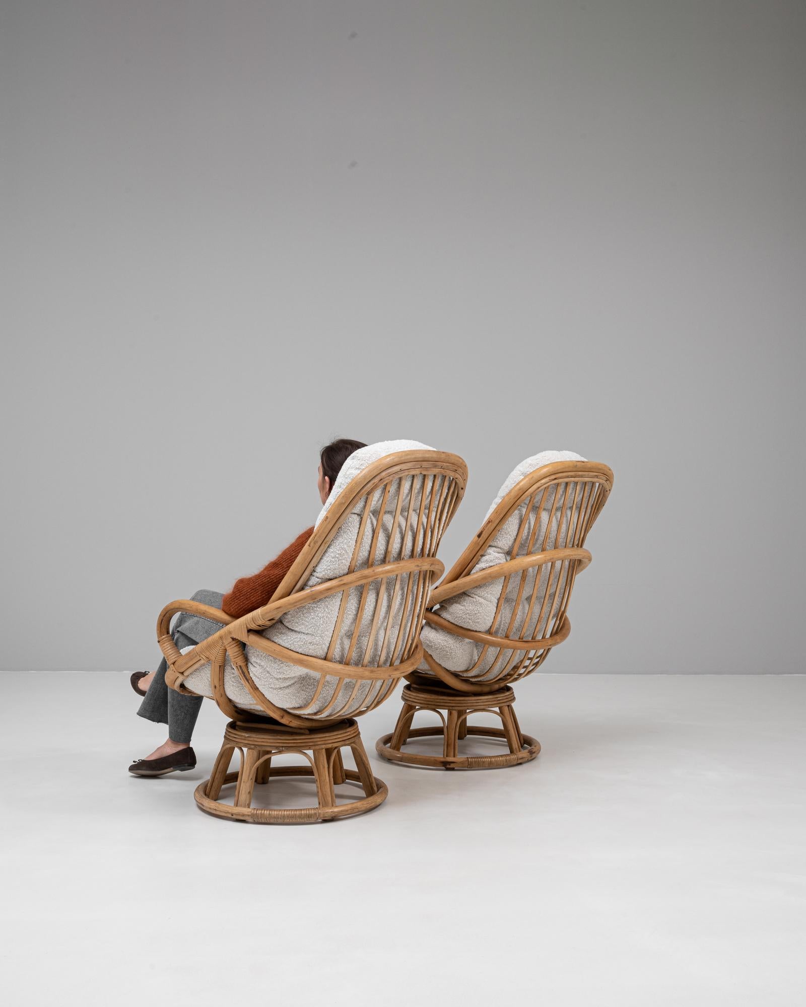Paire de fauteuils pivotants en bambou tapissés du 20e siècle en vente 3