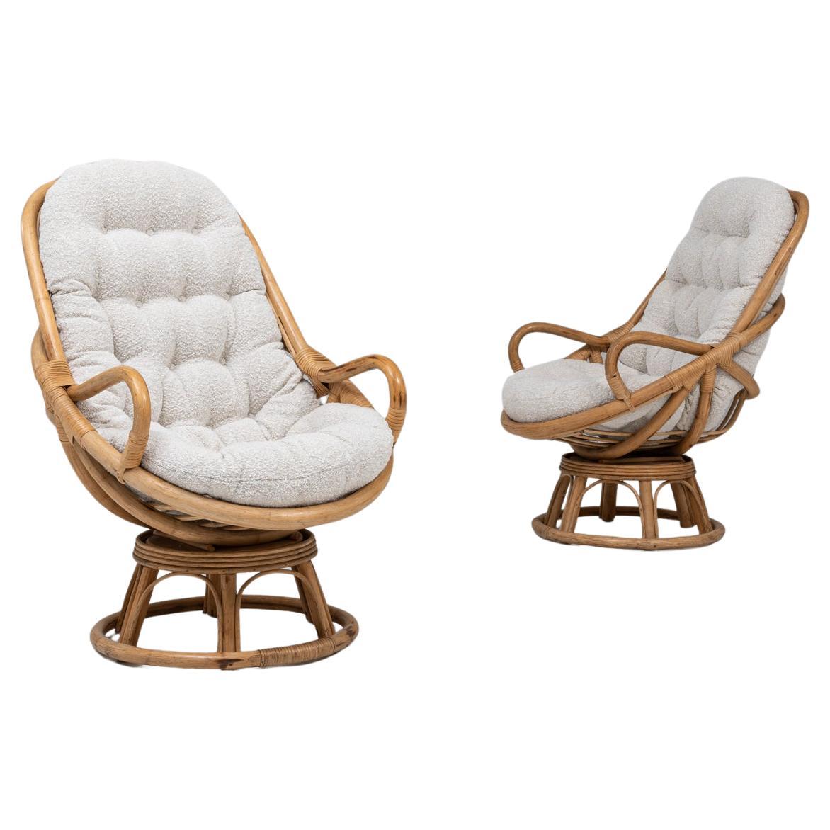 Paire de fauteuils pivotants en bambou tapissés du 20e siècle en vente