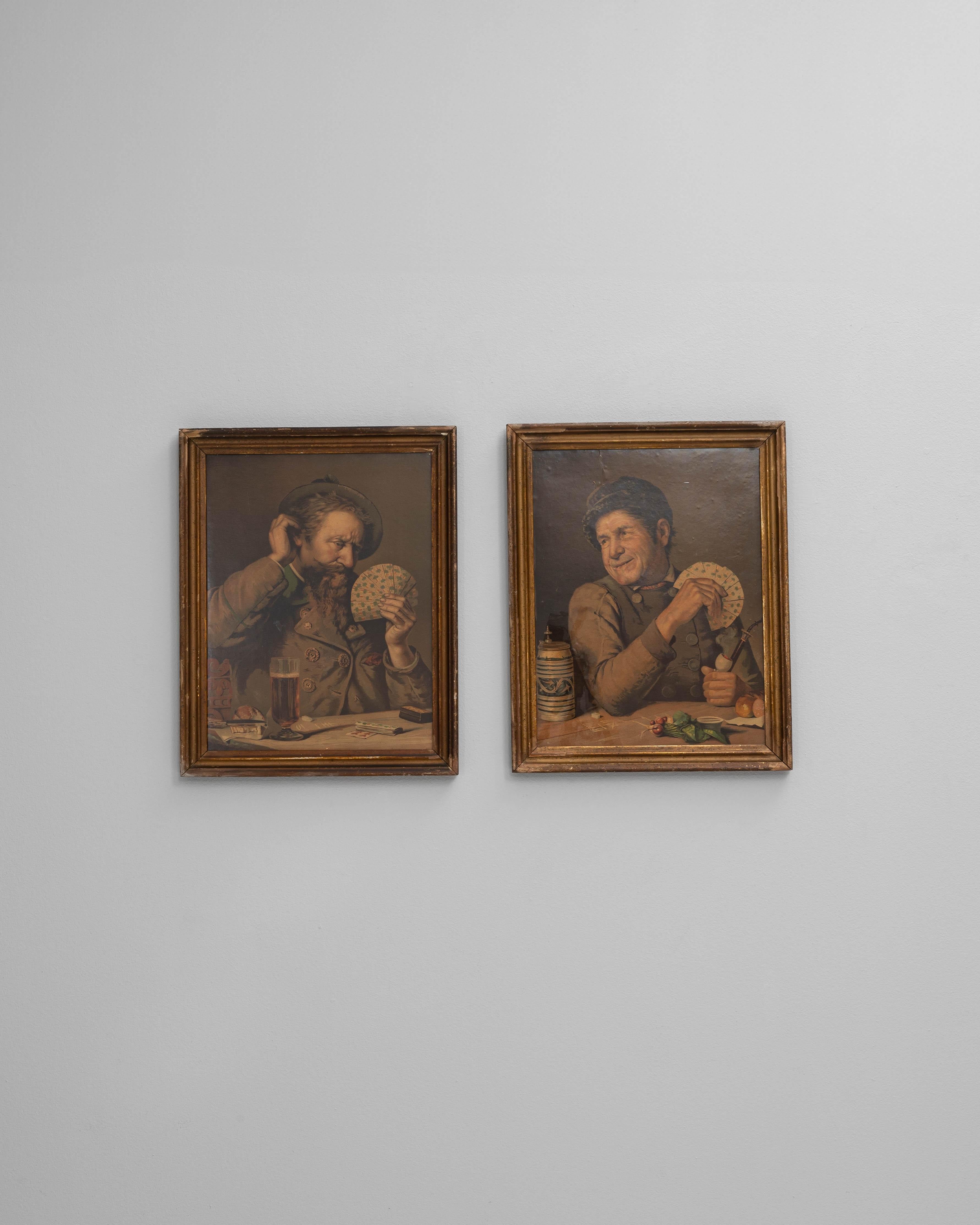 Cette paire d'œuvres d'art murales françaises du XXe siècle dans des cadres en bois donne un aperçu charmant et plein de caractère de la vie quotidienne. Chaque œuvre représente un personnage assis, engagé dans un moment de loisir, rendu dans des