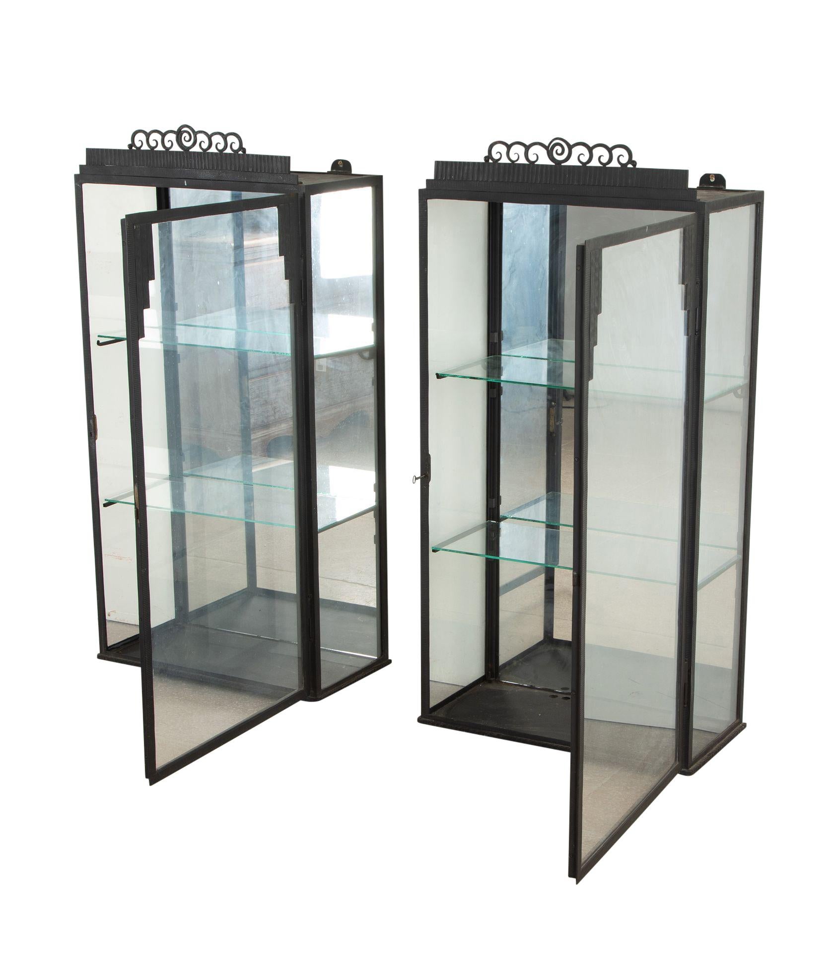 Pareja de vitrinas colgantes francesas de metal y cristal de principios del siglo XX.
Son unas magníficas vitrinas para un cuarto de baño, una cocina, etc.
Alrededor de 1920.