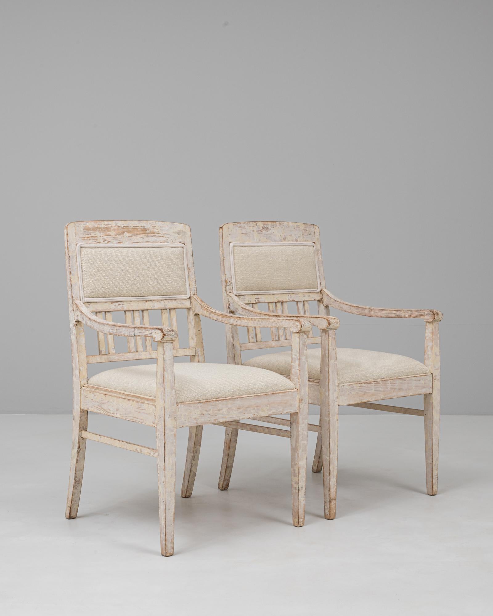Paar französische weiß patinierte gustavianische Polsterstühle des 20. im Angebot 4