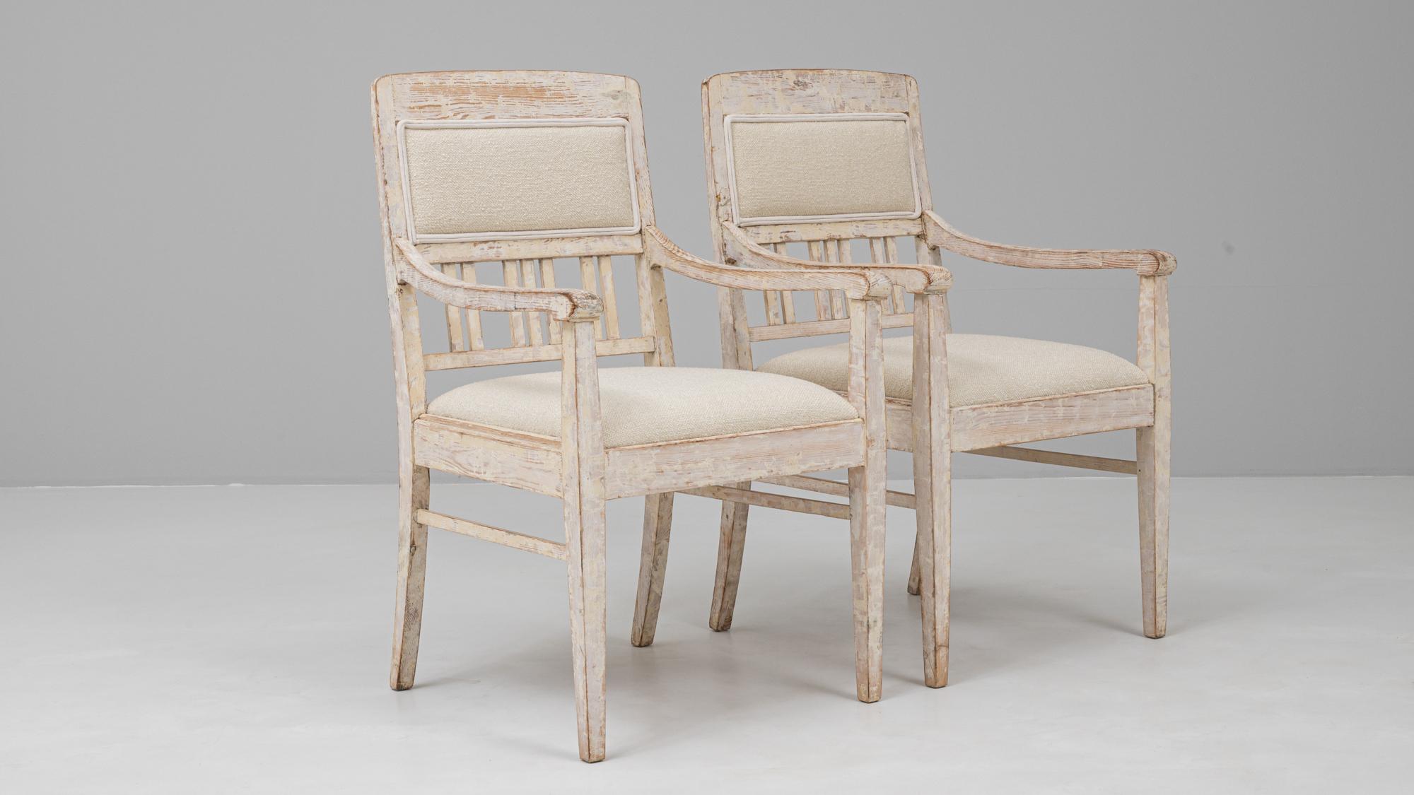 Paar französische weiß patinierte gustavianische Polsterstühle des 20. im Angebot 5