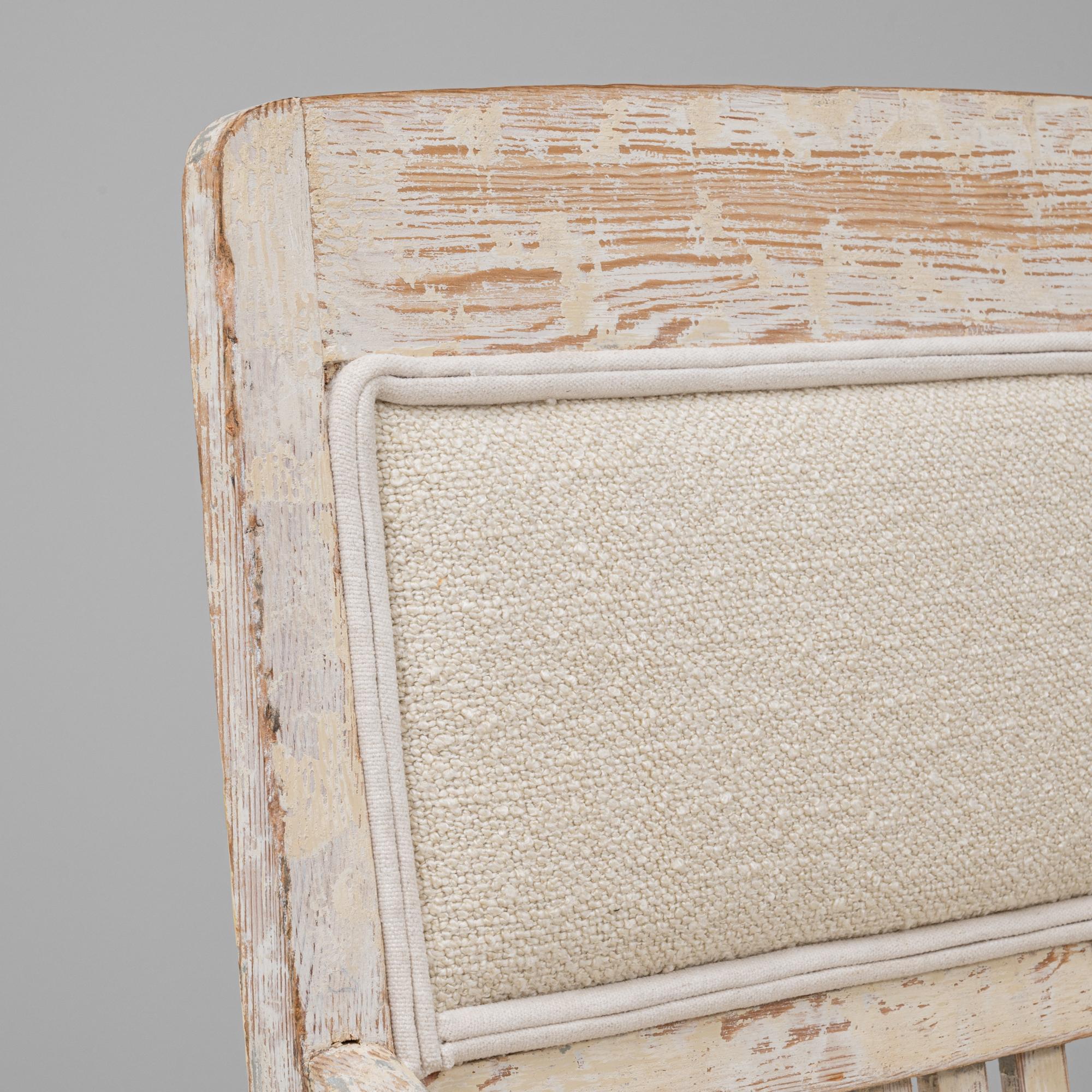 Paar französische weiß patinierte gustavianische Polsterstühle des 20. im Angebot 6