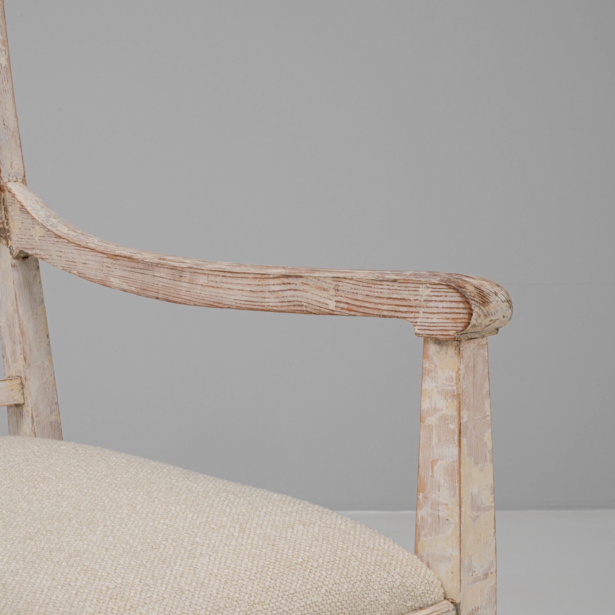 Paar französische weiß patinierte gustavianische Polsterstühle des 20. im Angebot 7