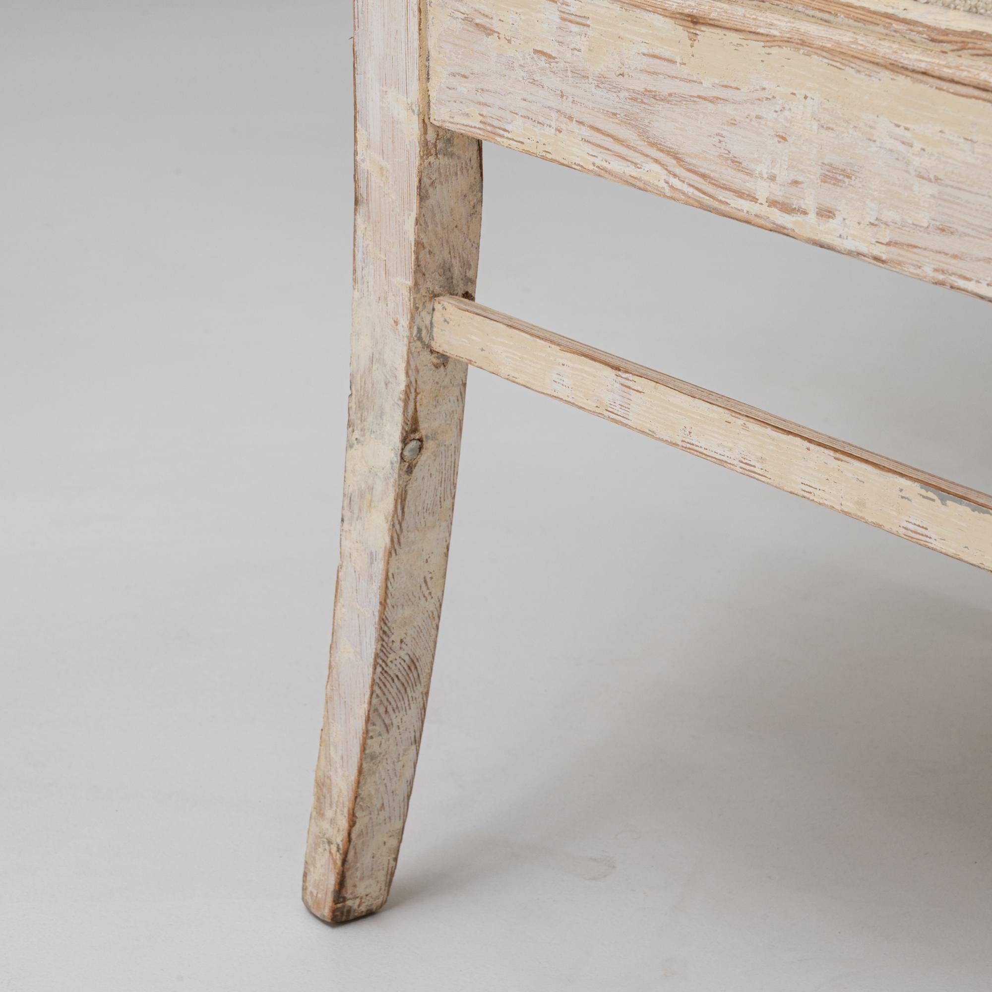 Paar französische weiß patinierte gustavianische Polsterstühle des 20. im Angebot 9