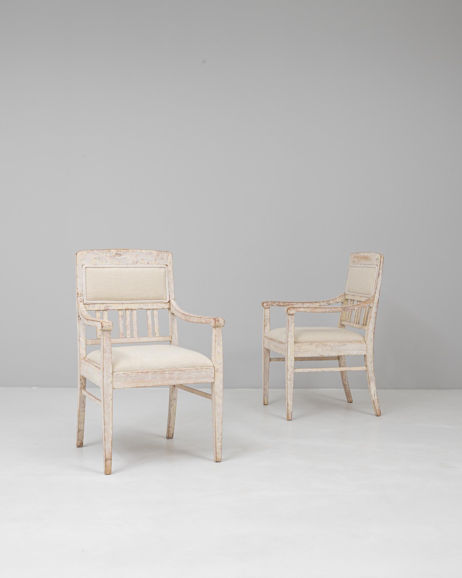 Dieses Paar weiß patinierter Gustavianischer Polsterstühle verkörpert die raffinierte Einfachheit und Symmetrie, die für das schwedische Design des späten 18. Jeder Stuhl ist aus Holz mit einer sanft gealterten weißen Patina gefertigt und verfügt