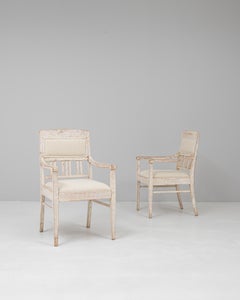 Coppia di sedie imbottite Gustavo patinate bianche francesi del XX secolo