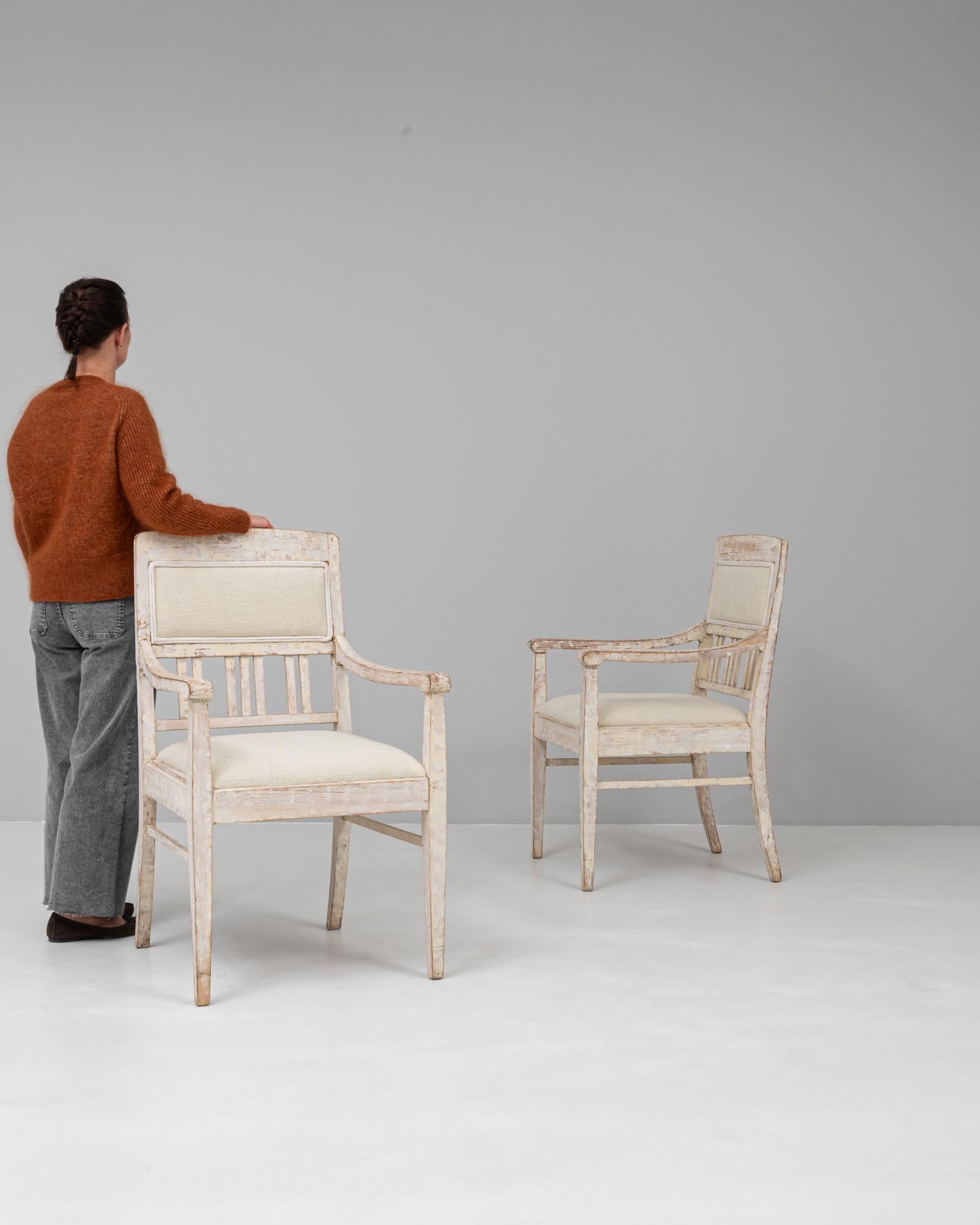 Paar französische weiß patinierte gustavianische Polsterstühle des 20. (Gustavianisch) im Angebot