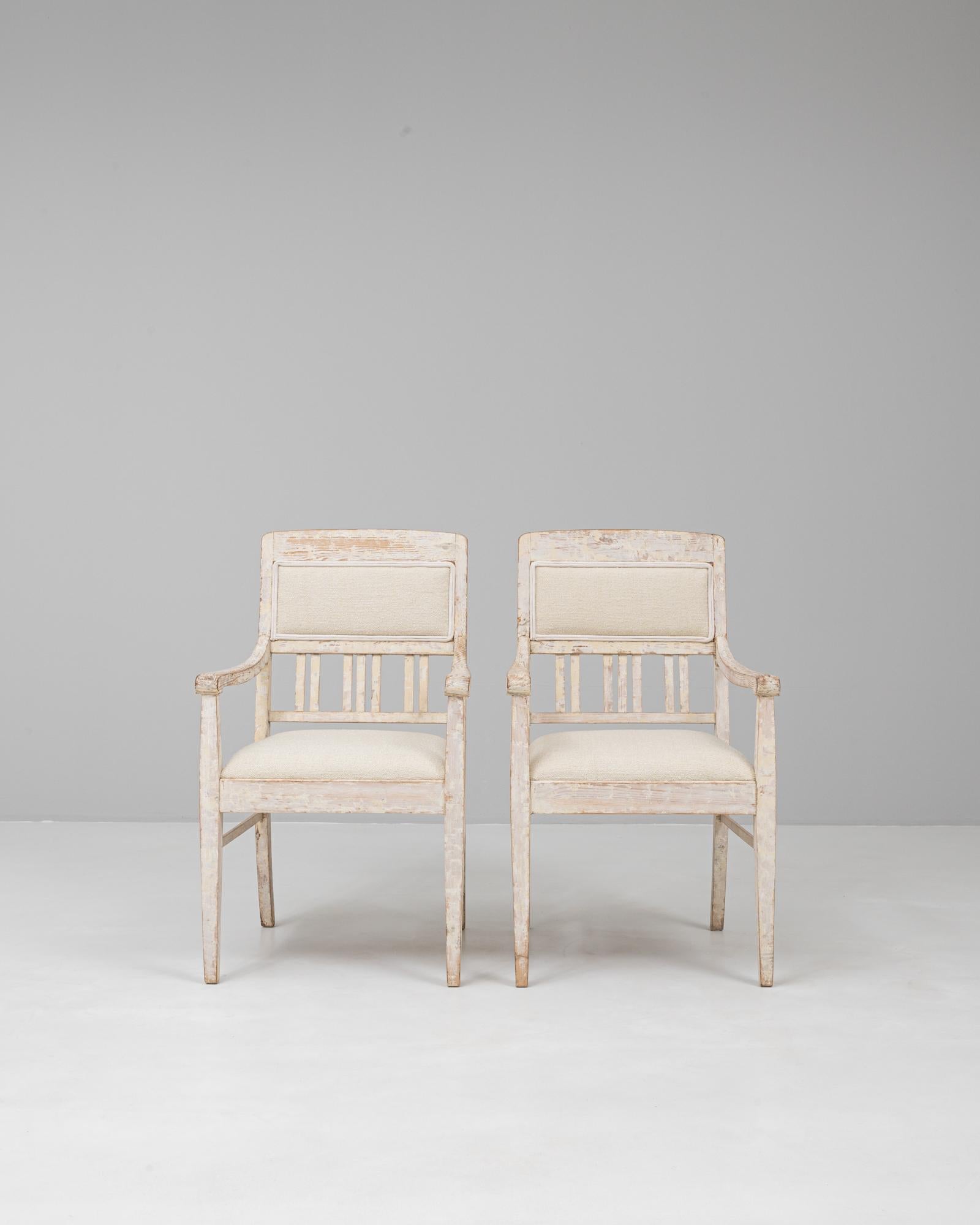 Paar französische weiß patinierte gustavianische Polsterstühle des 20. im Zustand „Gut“ im Angebot in High Point, NC