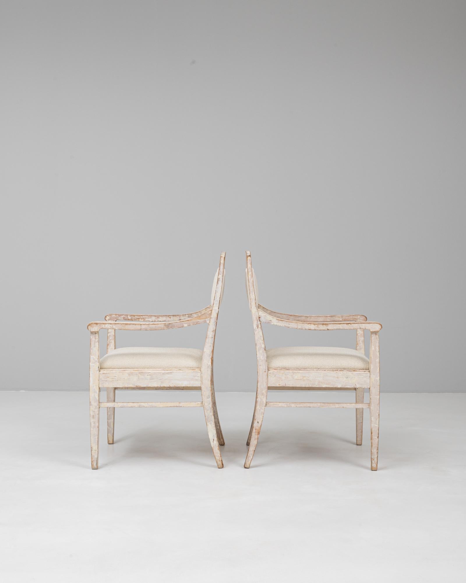 Paar französische weiß patinierte gustavianische Polsterstühle des 20. (20. Jahrhundert) im Angebot