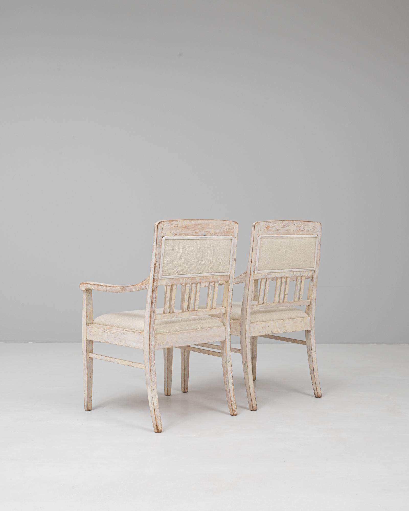 Paar französische weiß patinierte gustavianische Polsterstühle des 20. im Angebot 1