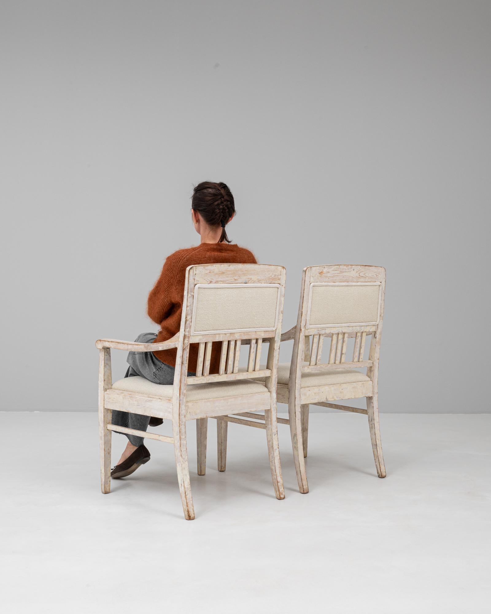 Paar französische weiß patinierte gustavianische Polsterstühle des 20. im Angebot 2