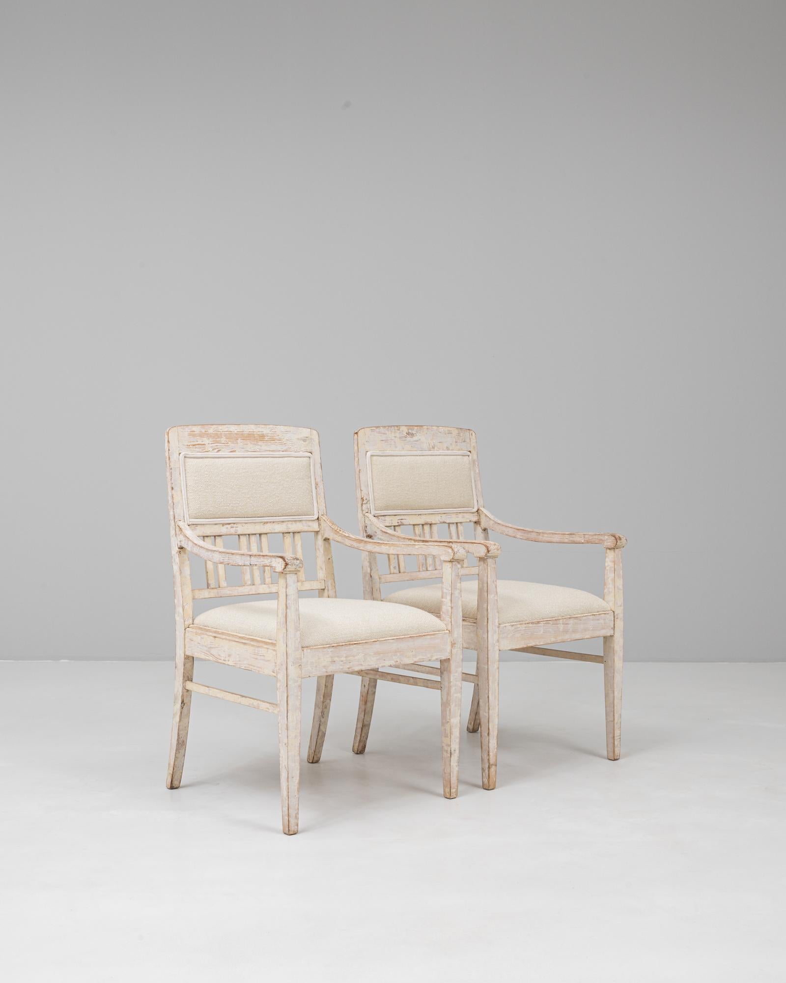 Paar französische weiß patinierte gustavianische Polsterstühle des 20. im Angebot 3